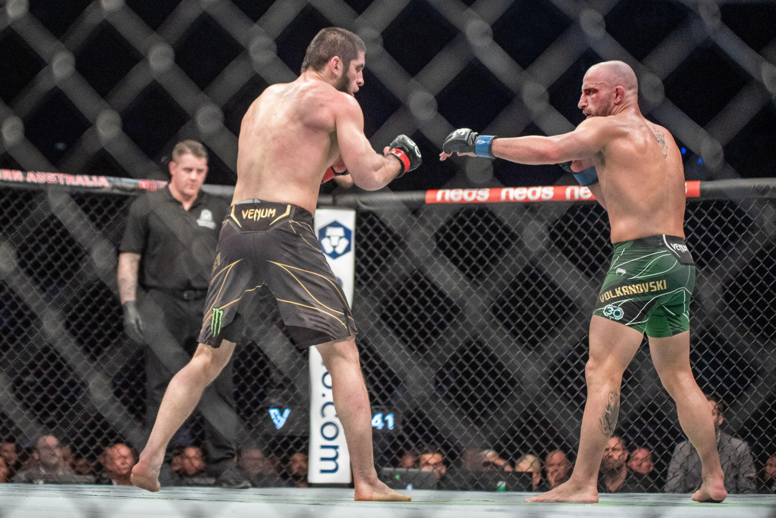 Islam Makhachev and Alexander Volkanovski during their title bout at UFC 284. Image: Alamy