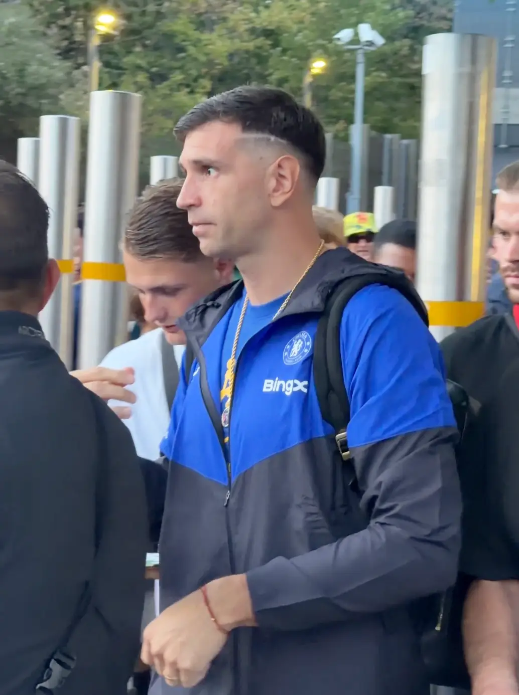 Emi Martinez could be seen walking outside the Emirates on Sunday. Image credit: X/@RazedFootball