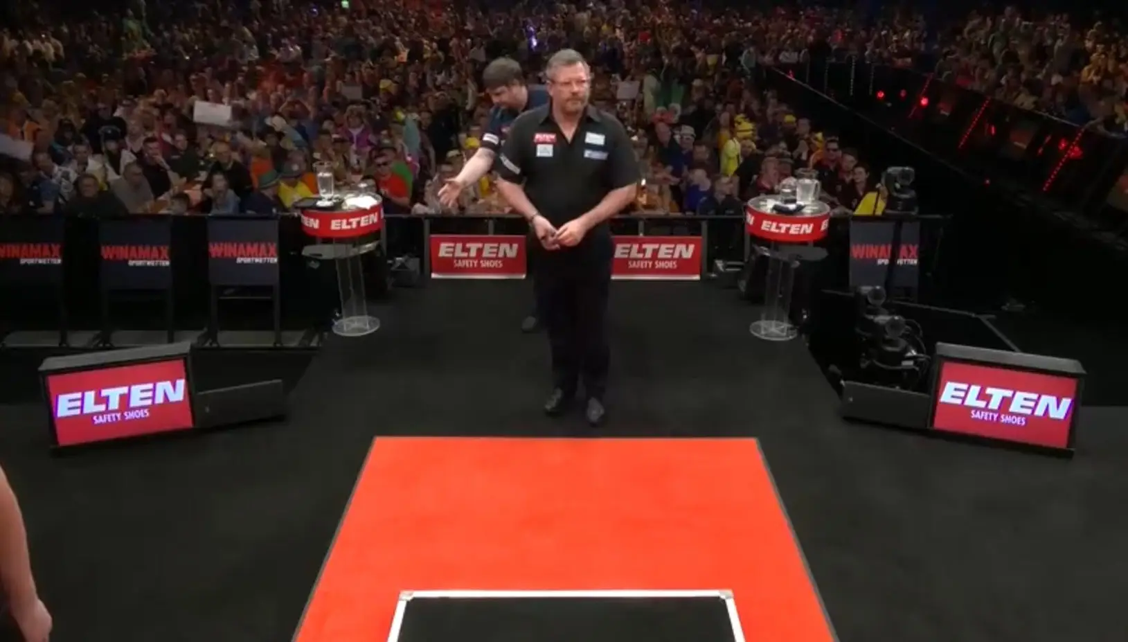 James Wade refused Cameron Menzies' handshake offer. Image: PDC