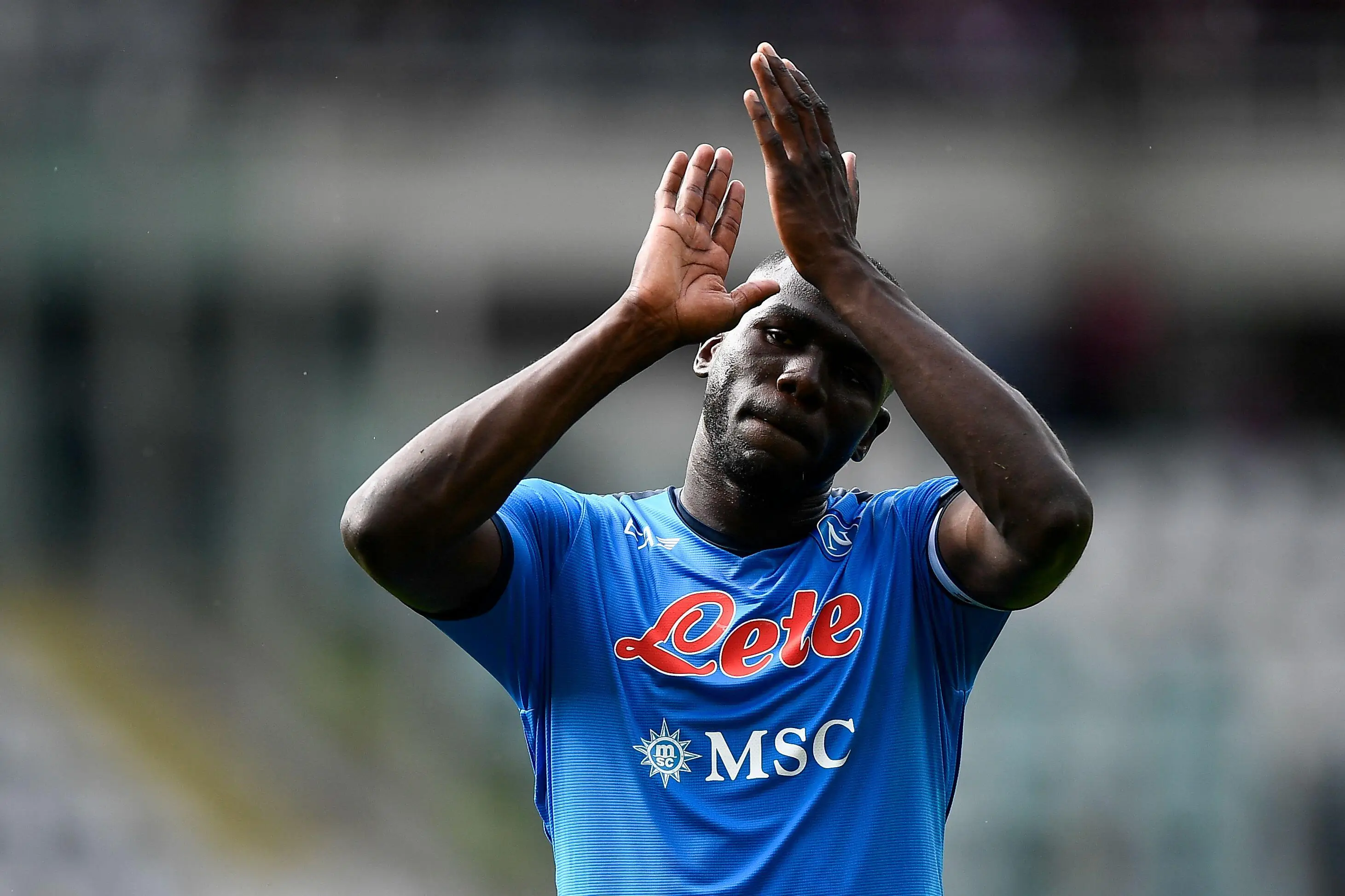 Kalidou Koulibaly applauds the Napoli fans. (Alamy)
