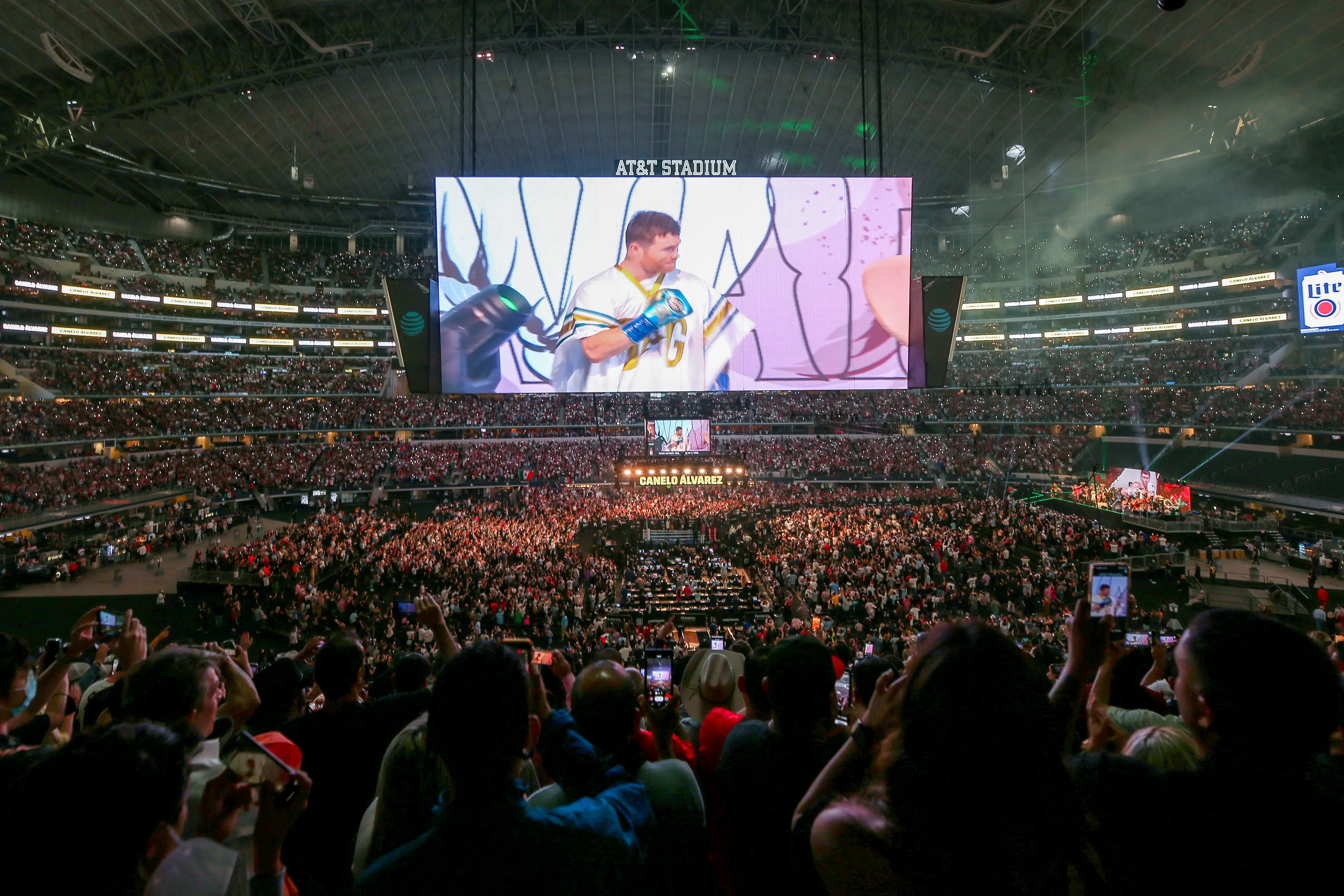 Canelo Alvarez vs. Billy Joe Saunders at AT&T Stadium. Image: Getty 