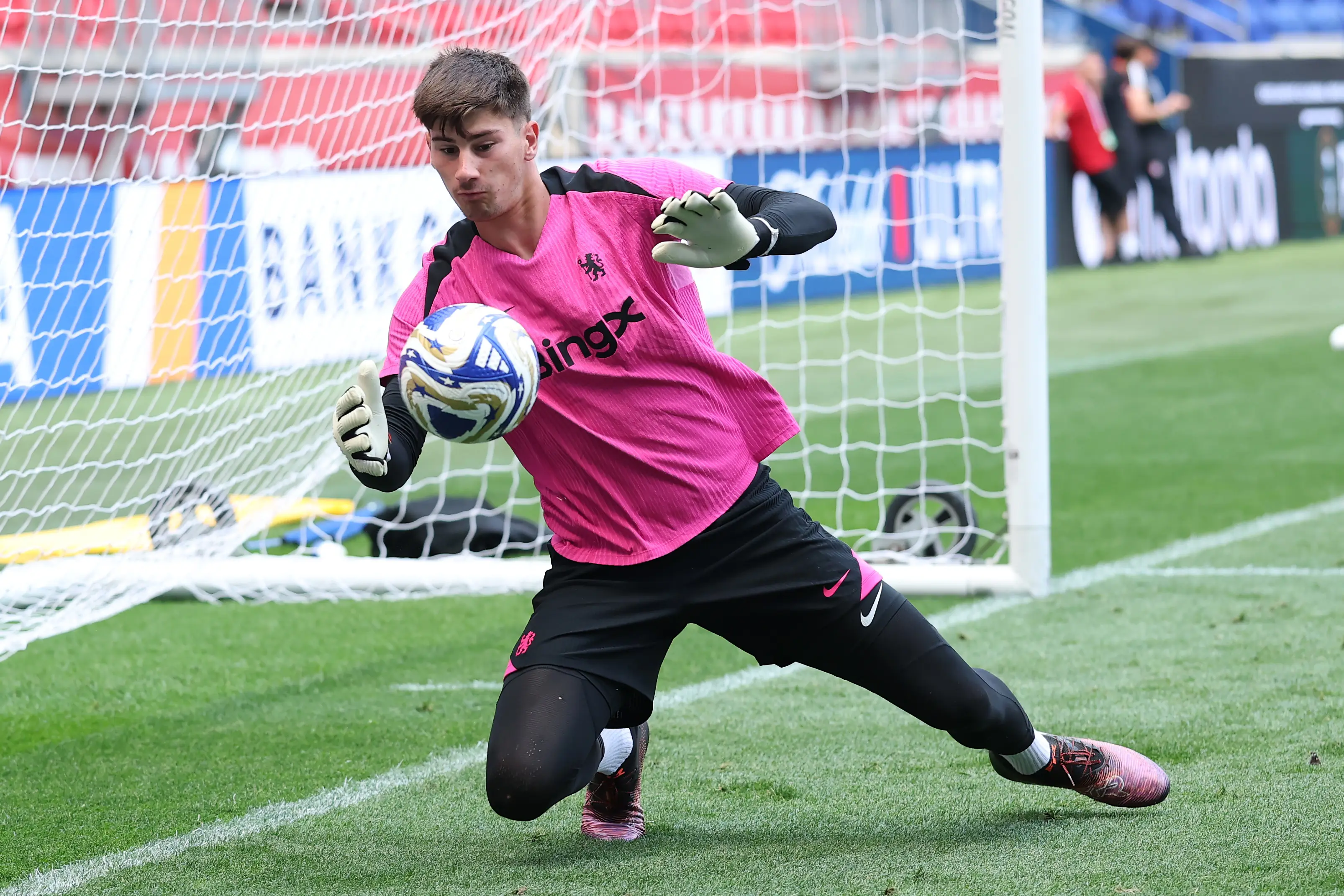 Mike Penders in Chelsea training (credit: getty)