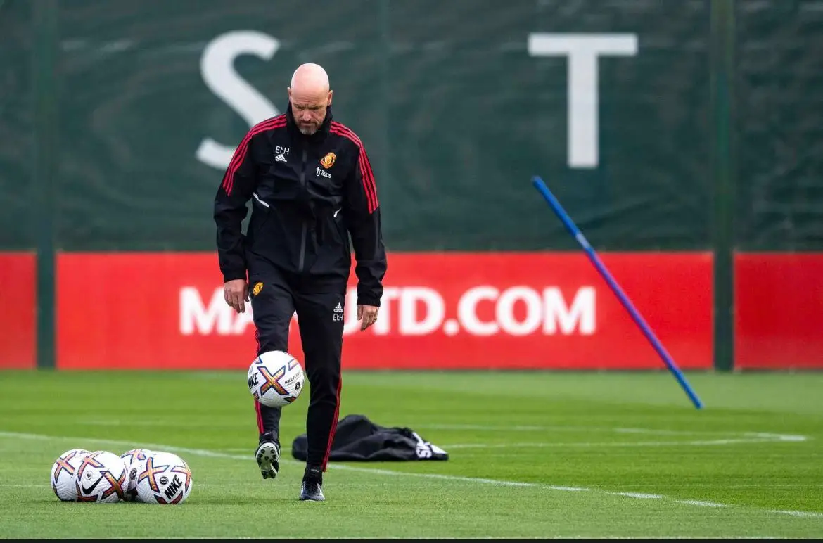 Erik ten Hag performs some kick-ups during training. (Man Utd)