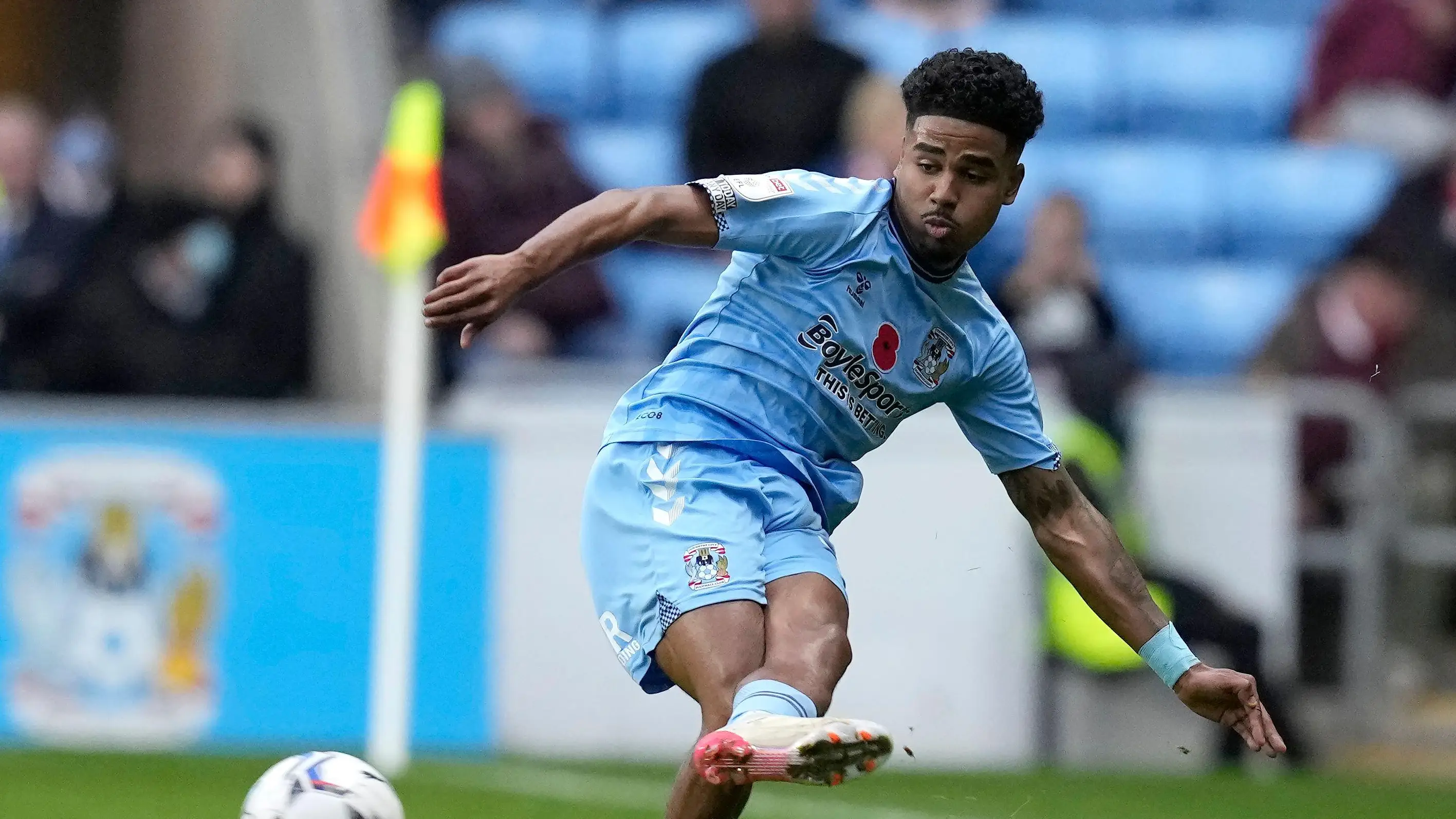 Chelsea loanee Ian Maatsen on the ball for Coventry City. (Alamy)
