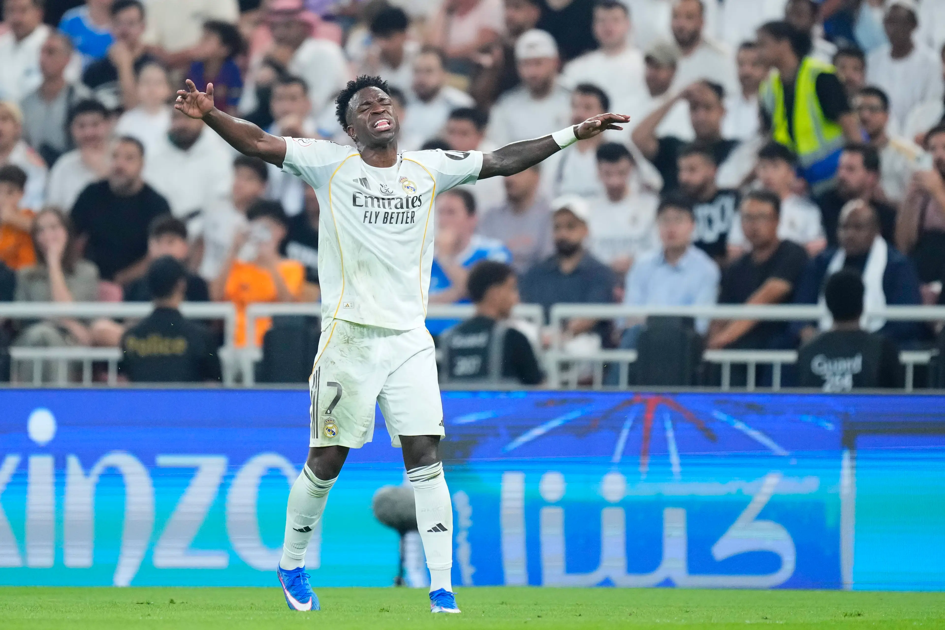 Vinicius got into with Simeone in the Madrid derby. Image: Getty