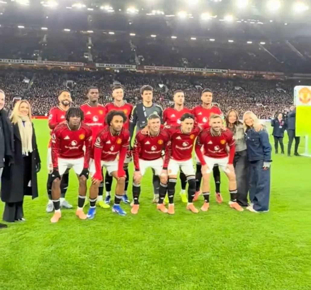 United's team photo ahead of their clash against Wolves. Image credit: TikTok/rubyythornton