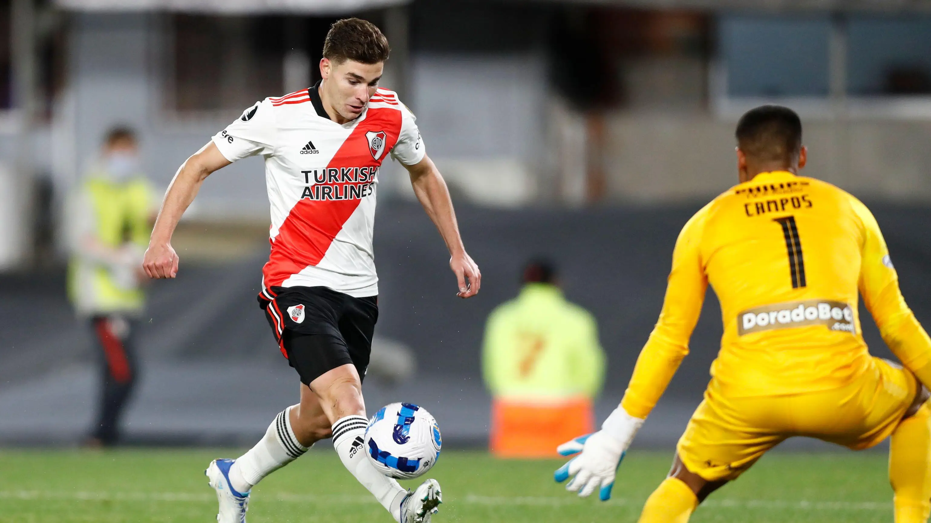 Julian Alvarez in River Plate action (REUTERS / Alamy)
