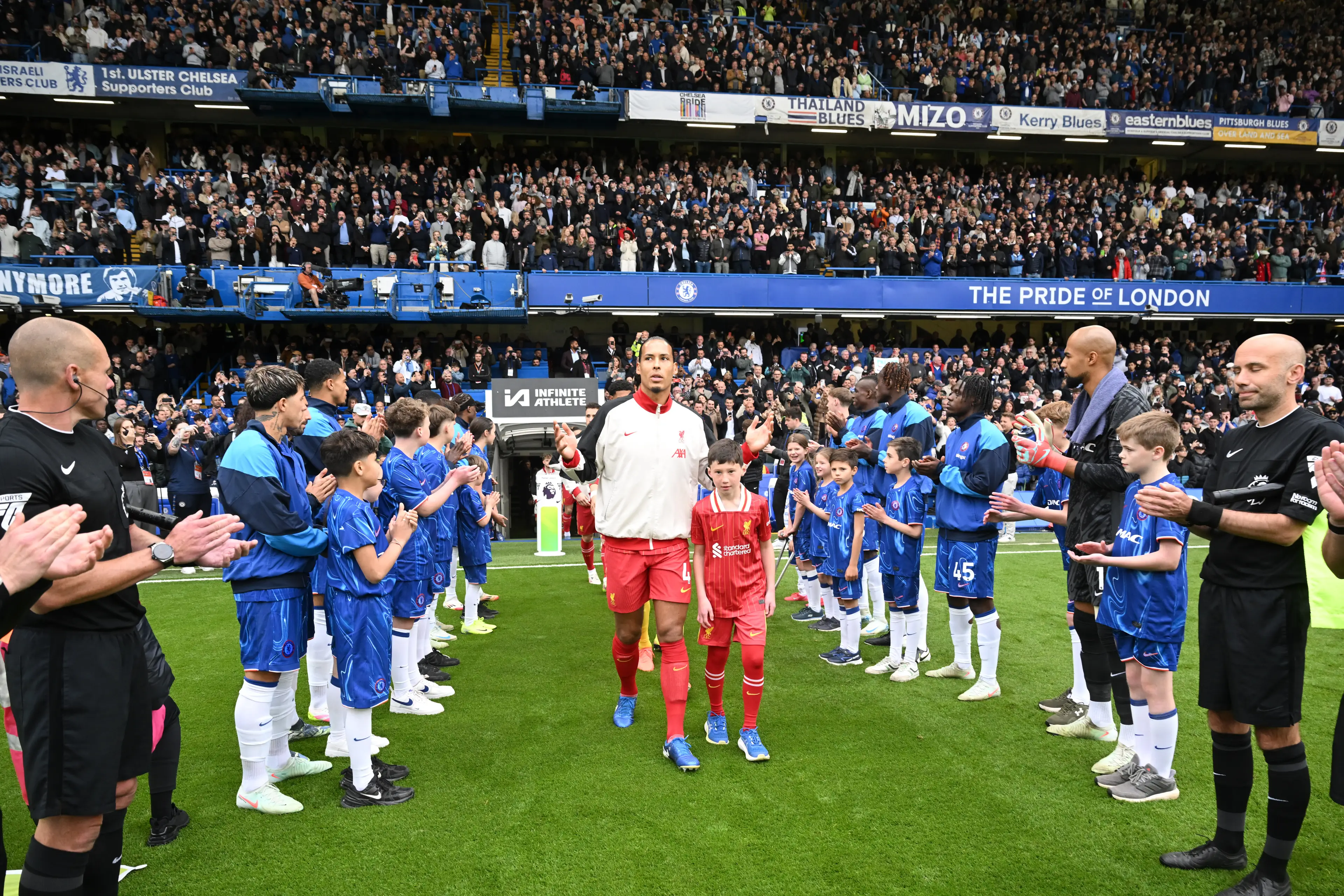 Premier League champions Liverpool receive a guard of honour against Chelsea. Image: Getty 