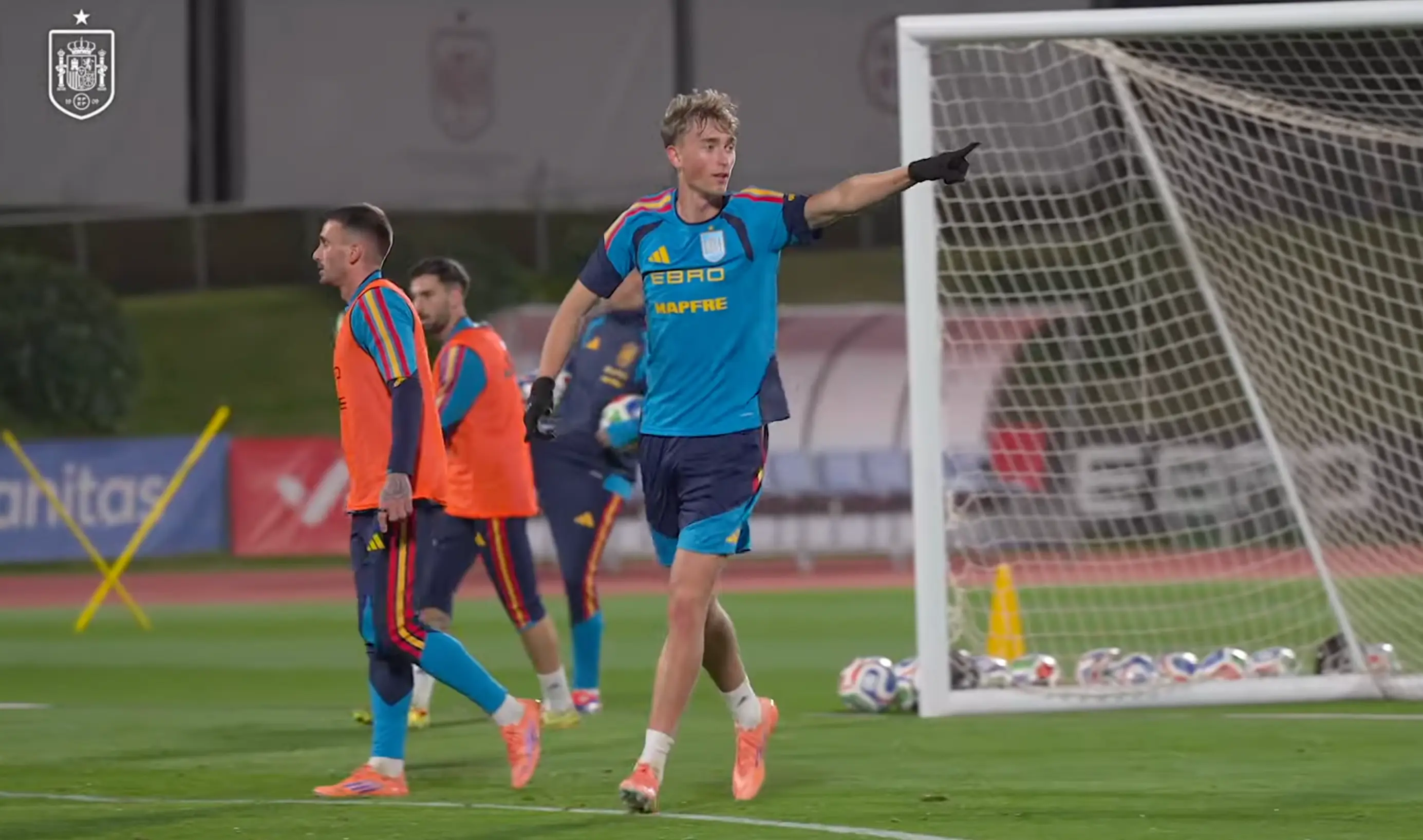 Dean Huijsen trained with Spain earlier this week before his withdrawal due to muscle soreness (Image: RFEF/YouTube)
