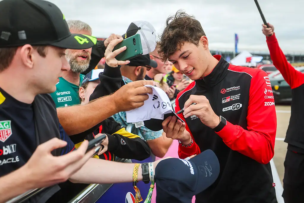 Oliver Bearman pictured greeting fans in 2025 (Kym Illman/Getty Images)