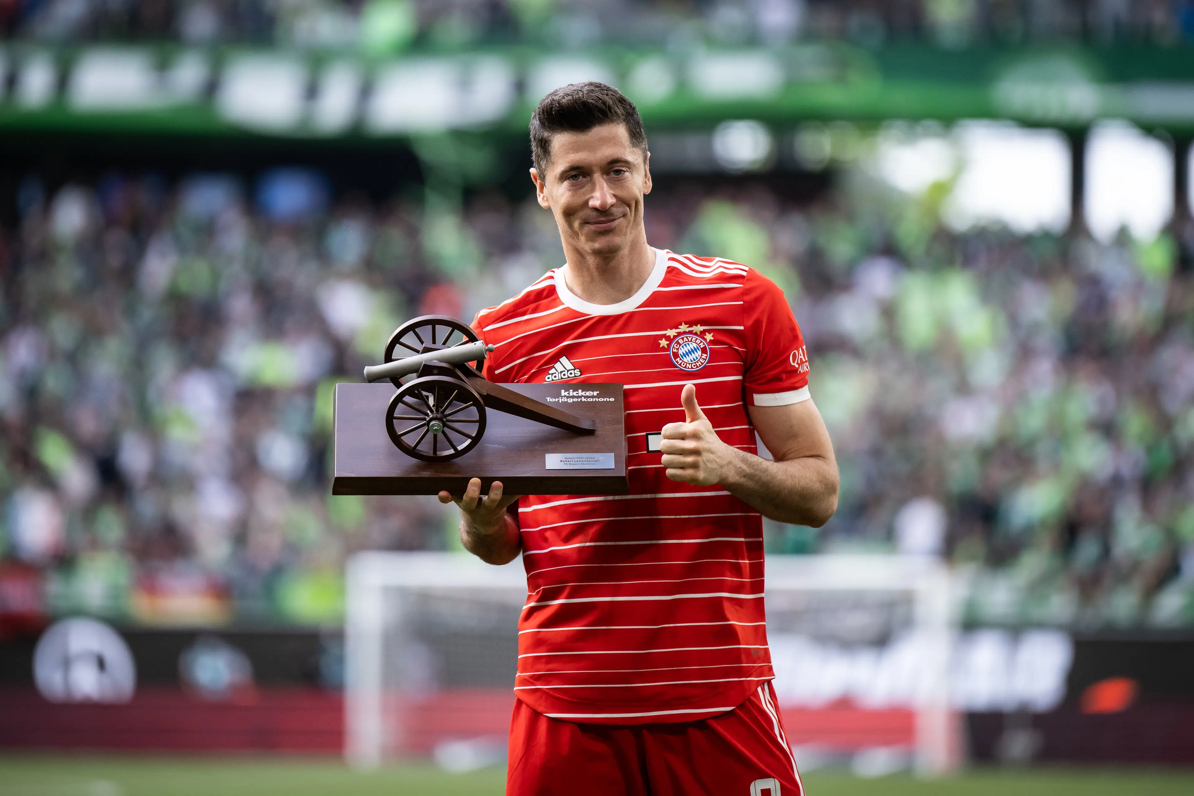 Robert Lewandowski poses with the Torjagerkanone. Image: Getty 