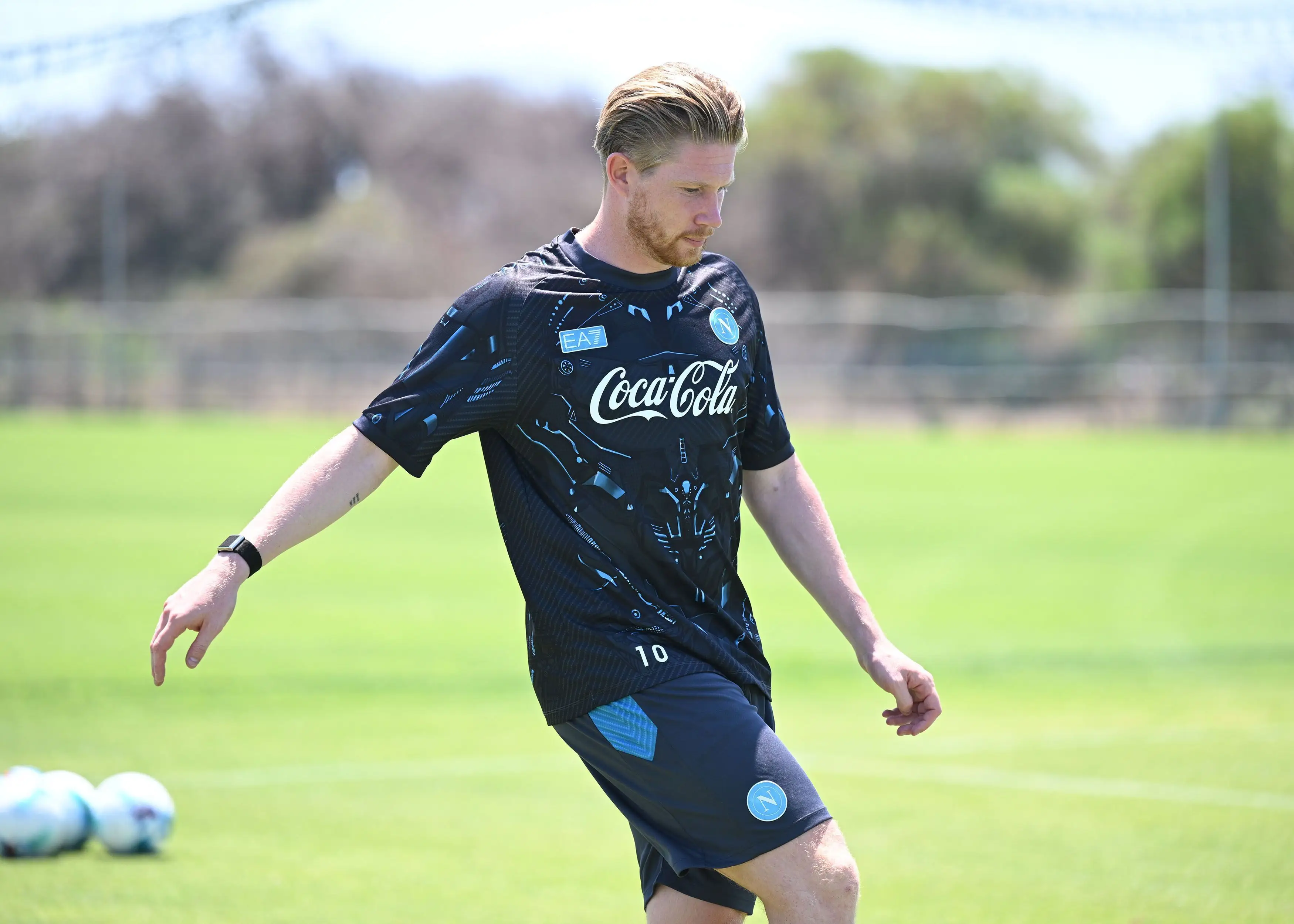 Kevin De Bruyne began life at new club Napoli with a glowing endorsement from Italian media.