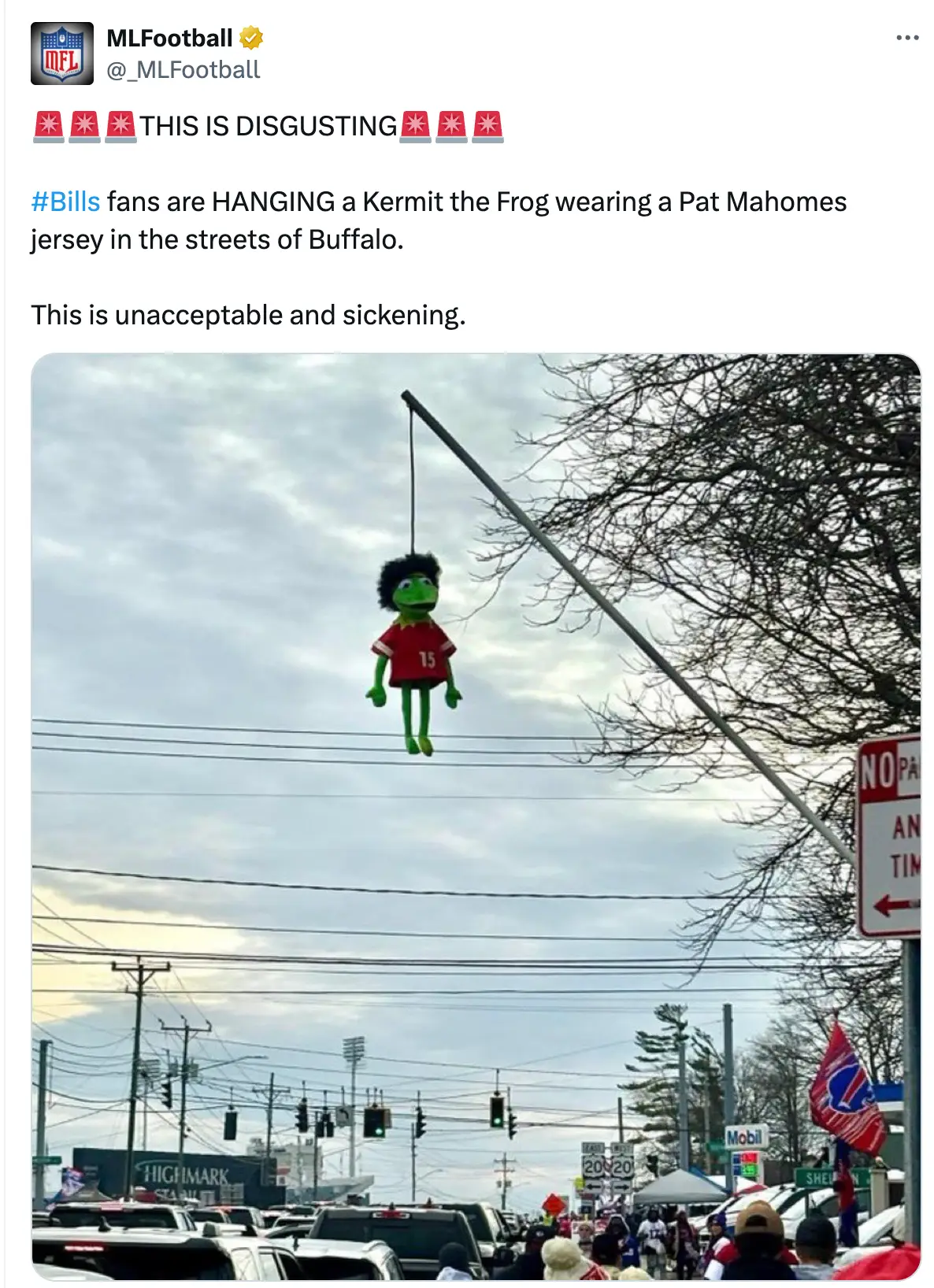 Kansas City Chiefs star Patrick Mahomes appeared to be threated by Buffalo Bills fans with a Kermit the Frog pupper. (Image: MLFootball) 