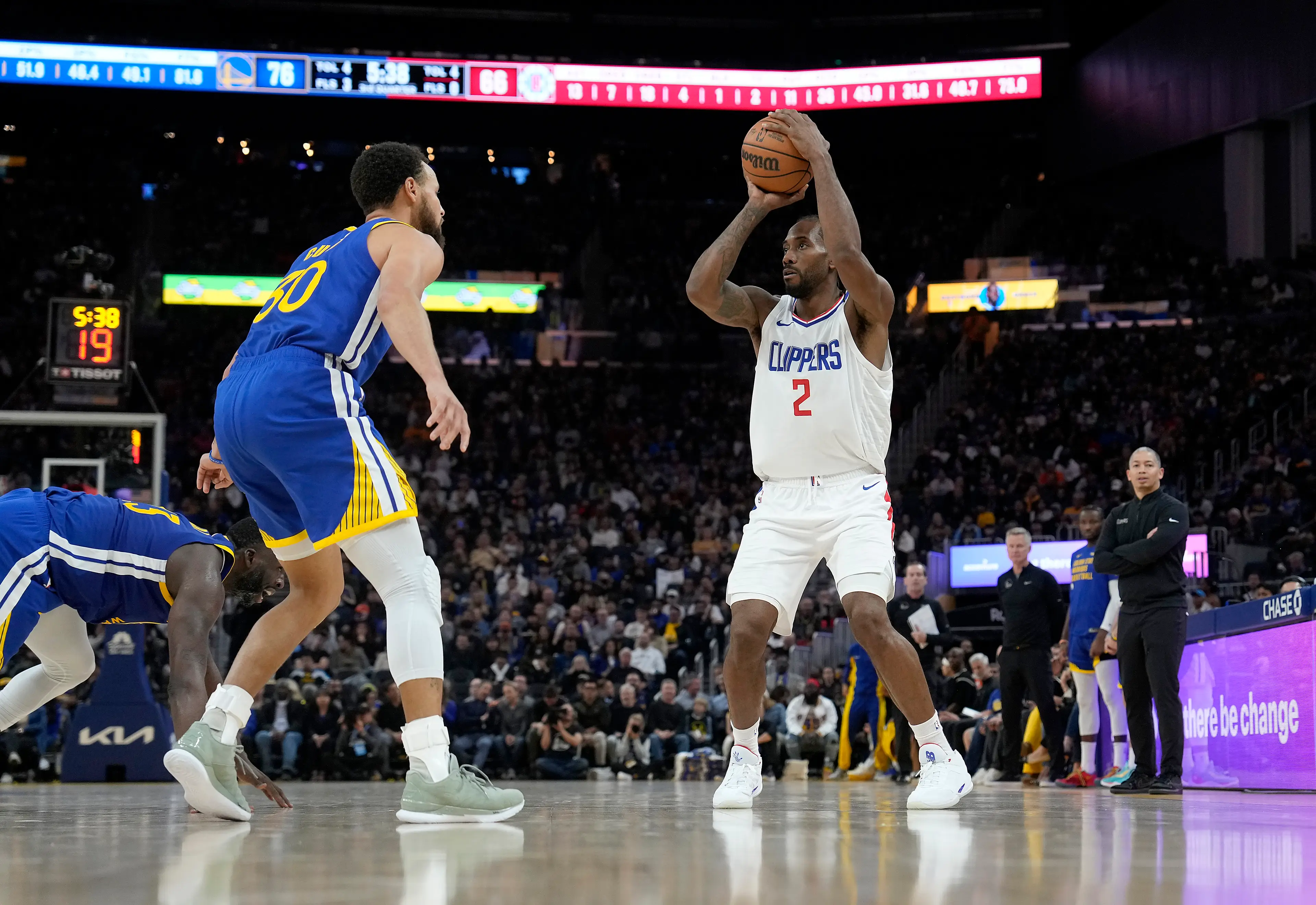Steph Curry up against Kahwi Leonard. (Image: Thearon W. Henderson / Contributor via Getty)