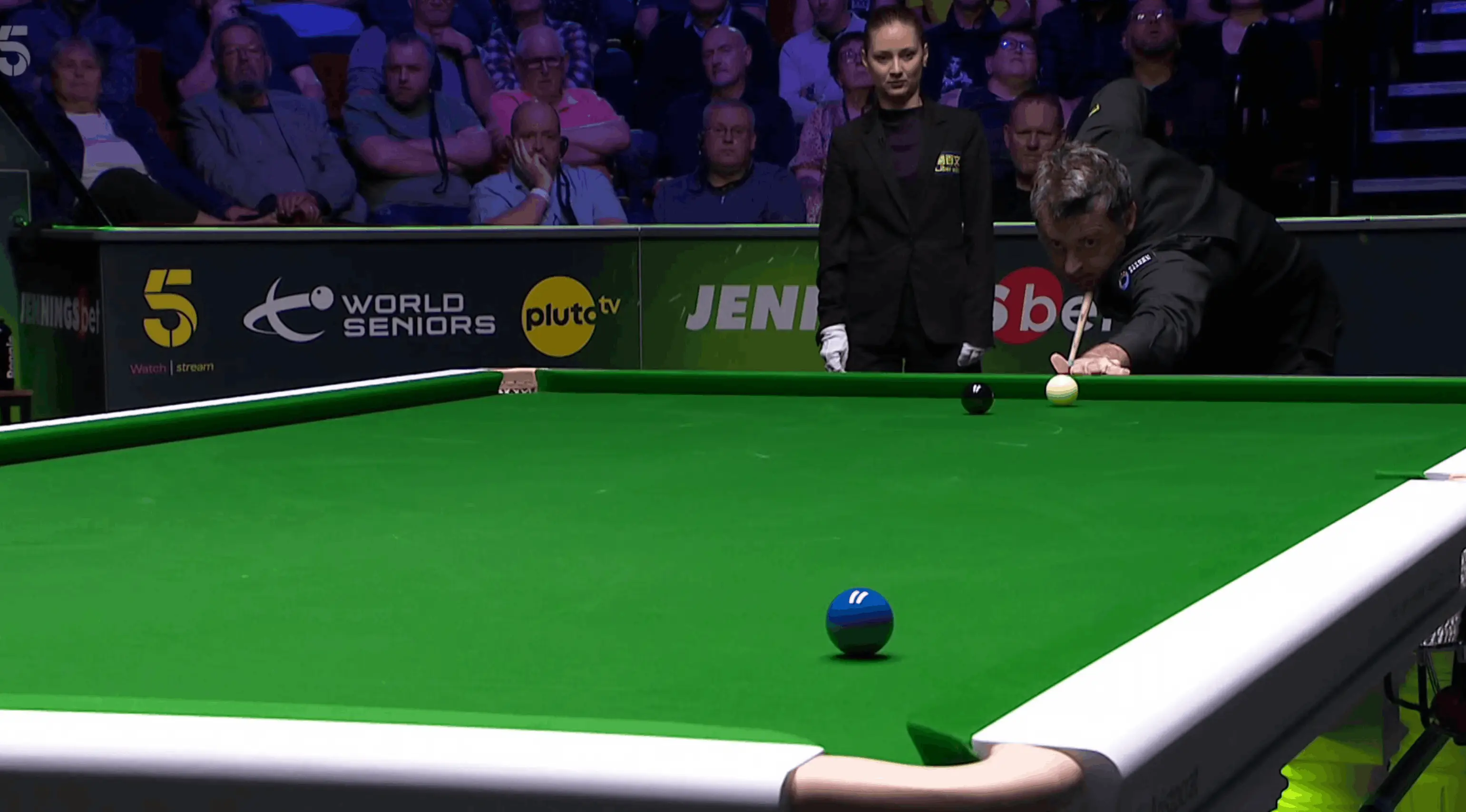 O'Sullivan returned to clear up the table after the Milkins foul (Image: Channel 5)