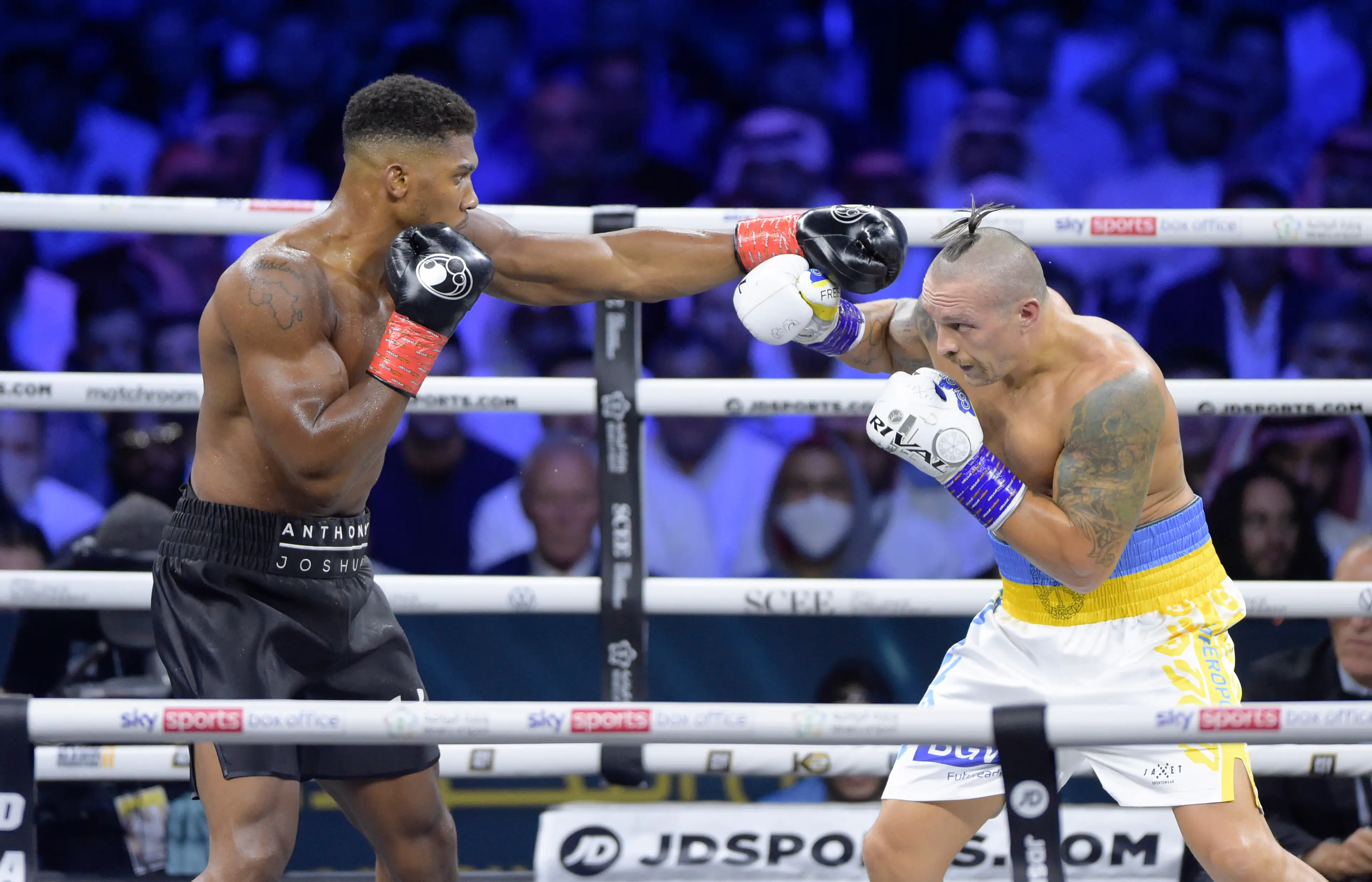 Anthony Joshua and Oleksandr Usyk in action during their rematch. Image: Getty