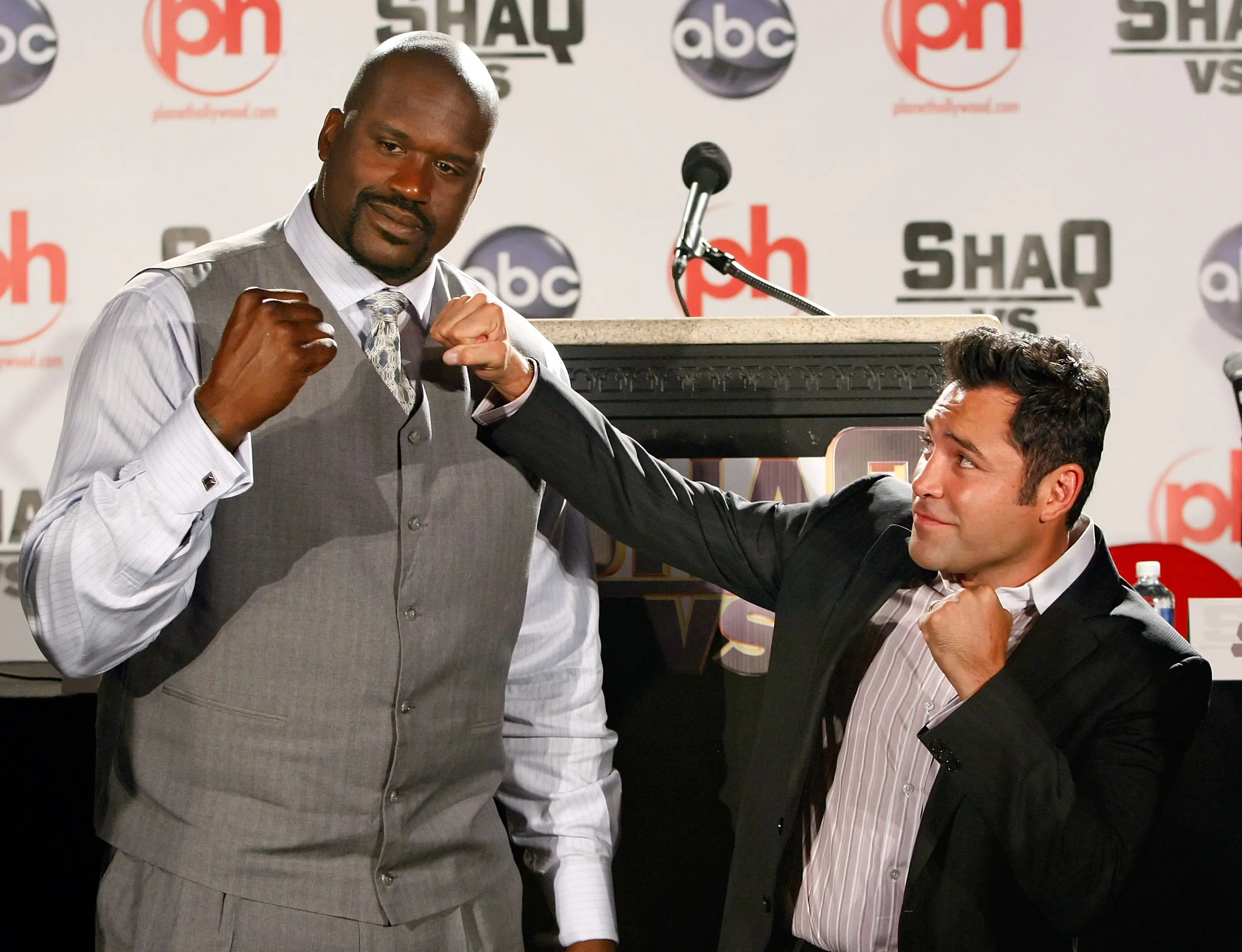 Shaquille O' Neal (L) of the Cleveland Cavaliers and boxer Oscar De La Hoya (R) during filming for 'Shaq Vs.' (Image: Getty Images)