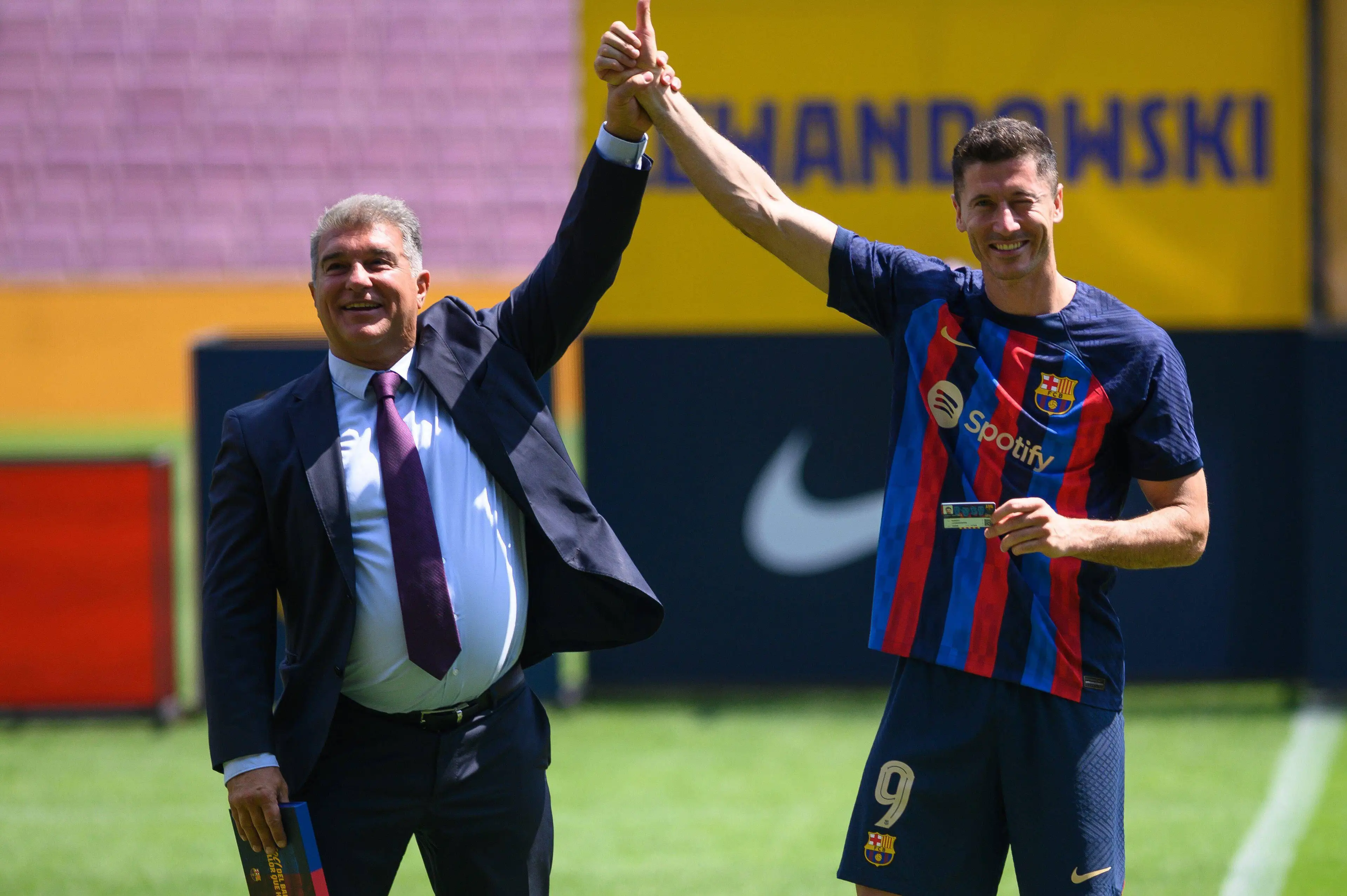 Barcelona president Joan Laporta and Lewandowski. (Image