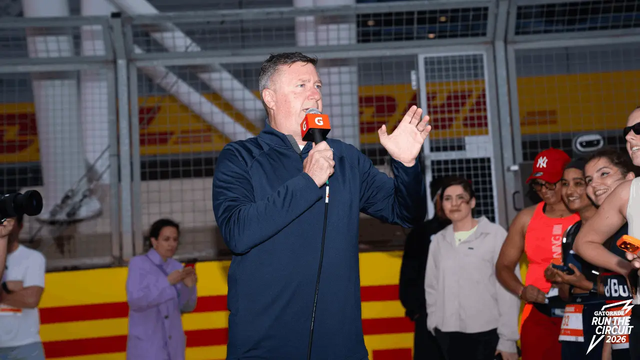 David Croft talks to runners ahead of Gatorade's 'Run the Circuit' event (Image: Gatorade)