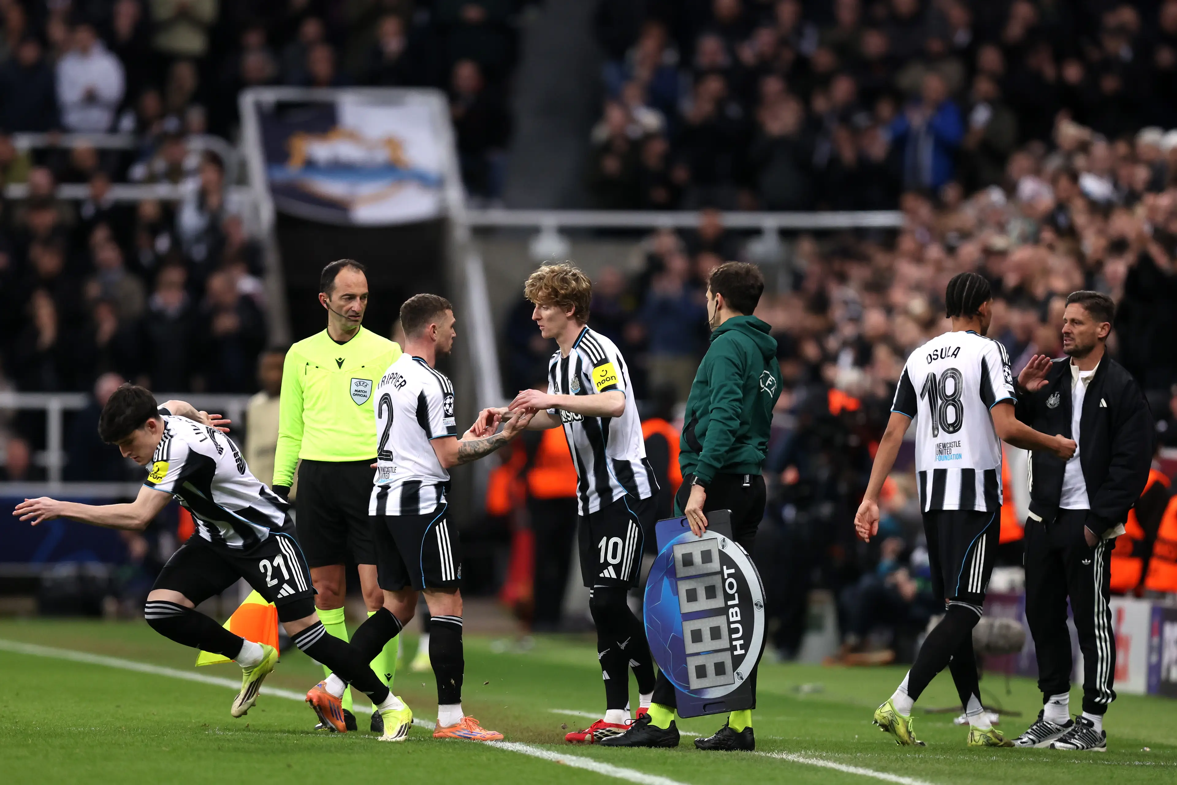 Anthony Gordon being substituted on during the clash against Barcelona (credit: getty)