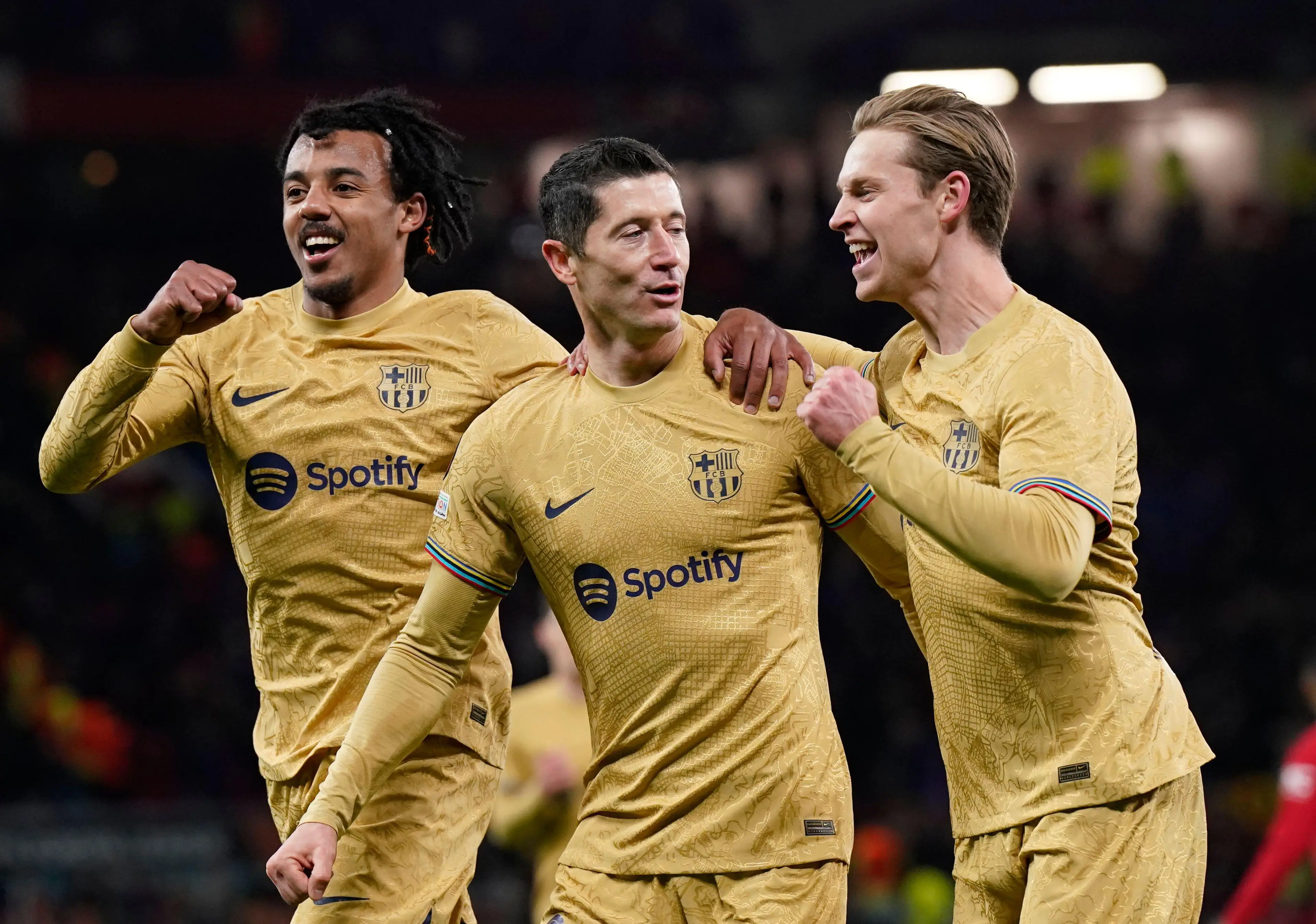 Robert Lewandowski and Frenkie de Jong celebrate scoring a goal against Manchester United. Image: Alamy