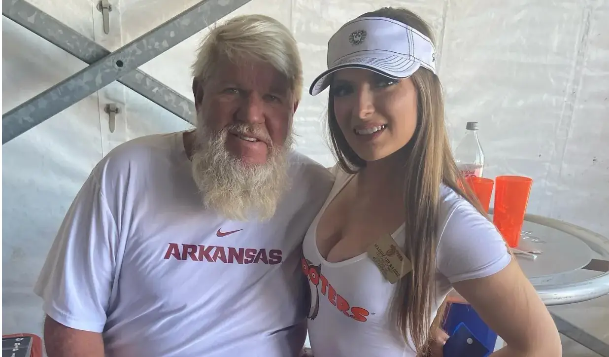 Daly had been meeting fans outside the Hooters for decades. (Image: Instagram / @madalynn_grace6