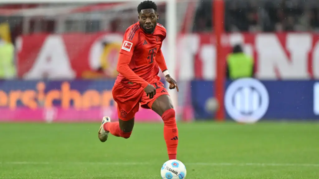 Bayern Munich fans can't believe what Alphonso Davies' leg now looks like after ACL injury