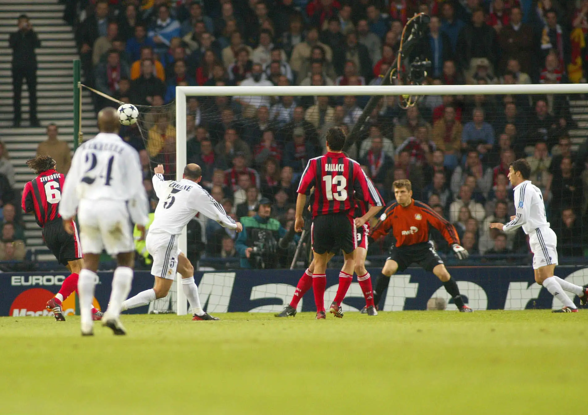 Zinedine Zidane scored one of the best goals of his career with his left foot. Image: Getty 