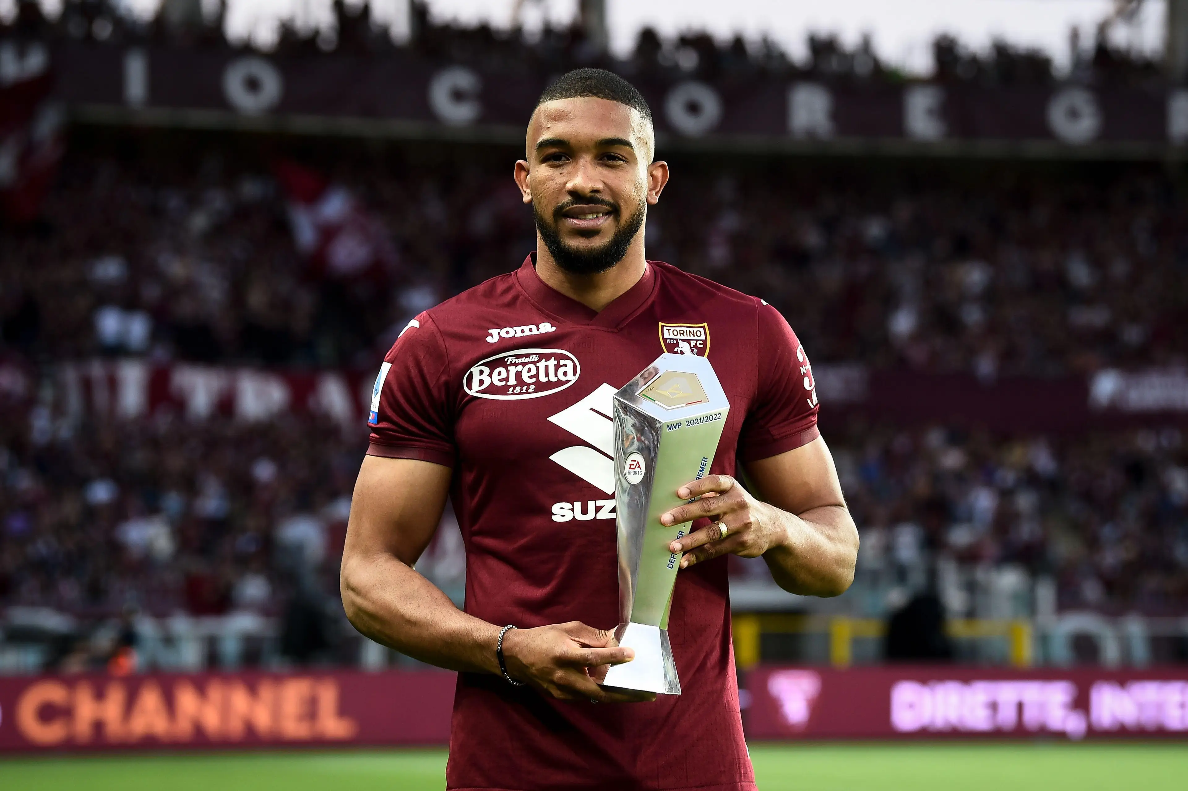 Gleison Bremer collects his Serie A Best Defender award. (Alamy)