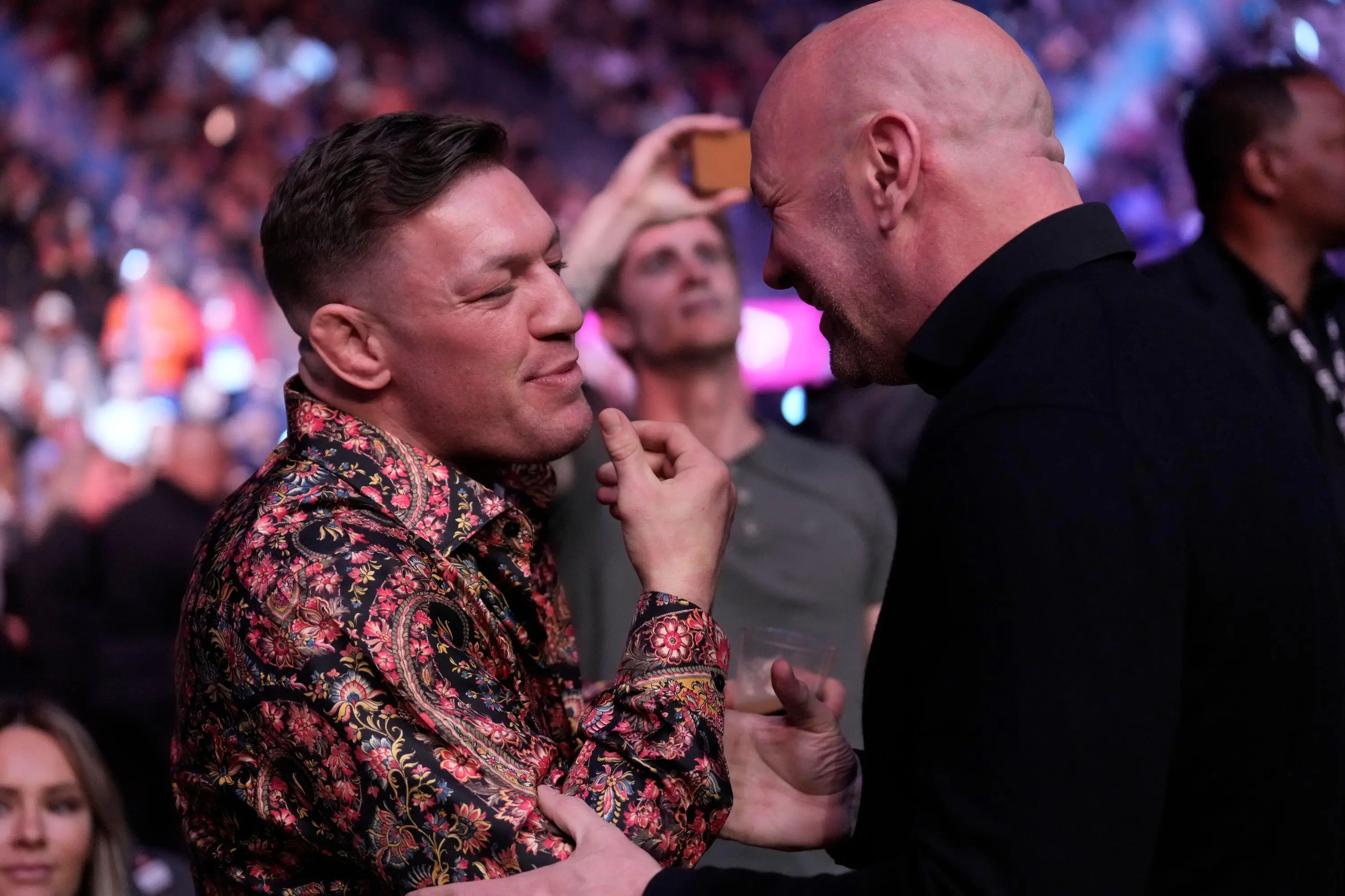 Conor McGregor speaks to Dana White at UFC 285. Image: Alamy