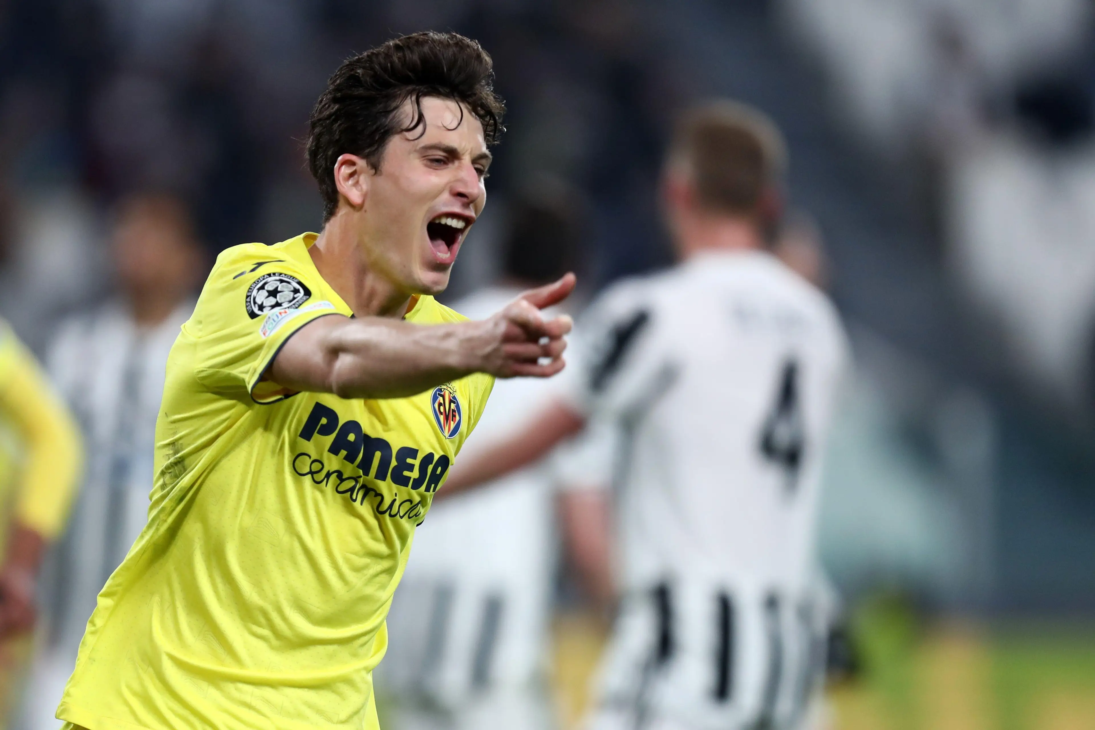 Pau Torres in Champions League action for Villarreal. Marco Canoniero / Alamy