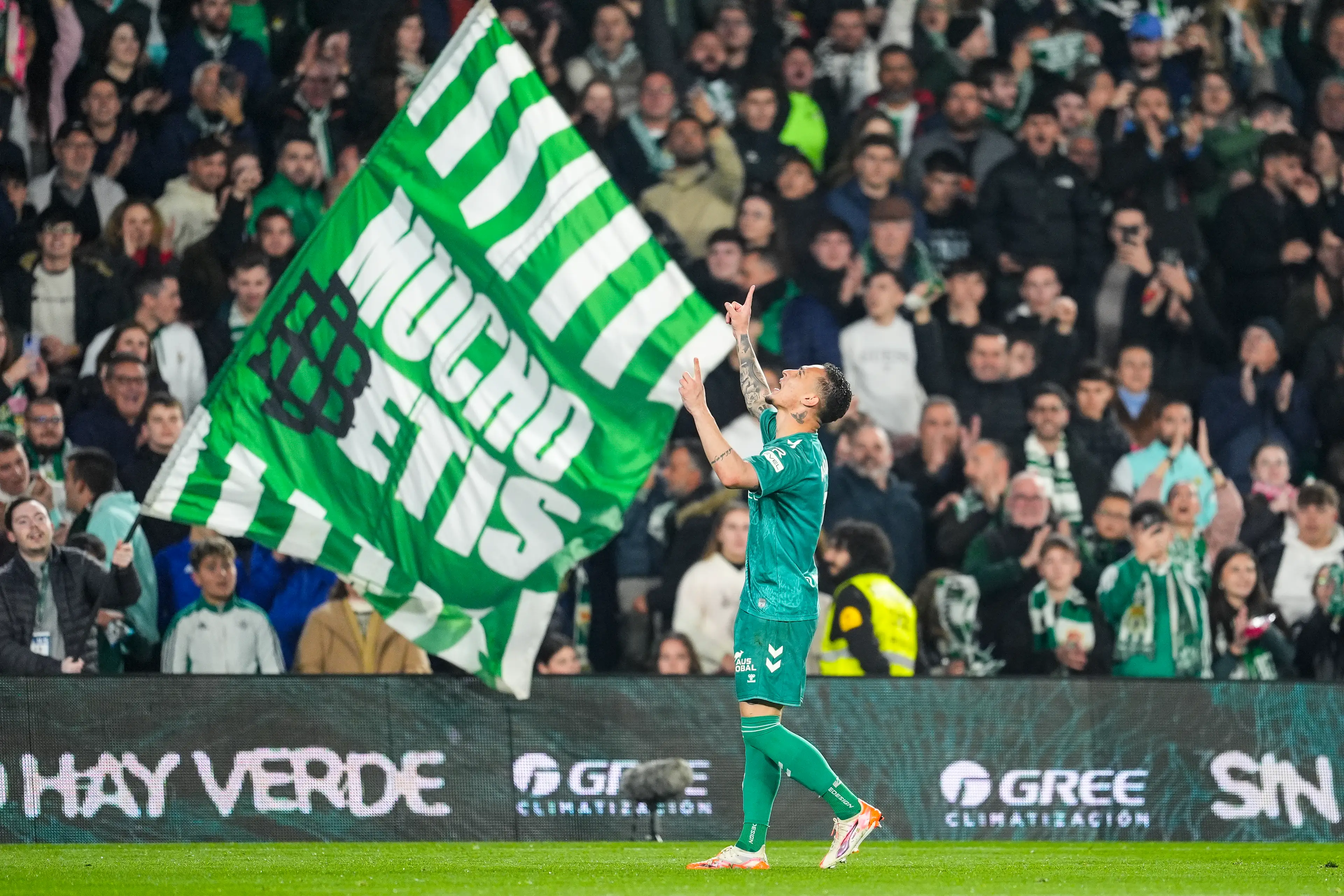 Antony celebrates scoring a goal for Real Betis. Image: Getty 