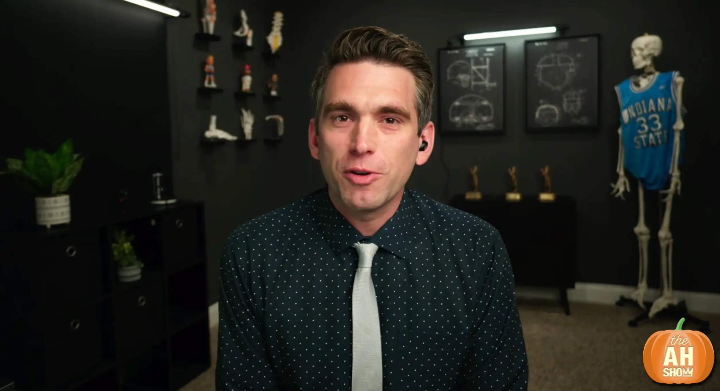 Dr. Brian Sutterer MD is a sports medicine expert (Image: YouTube/The Ariel Helwani Show)