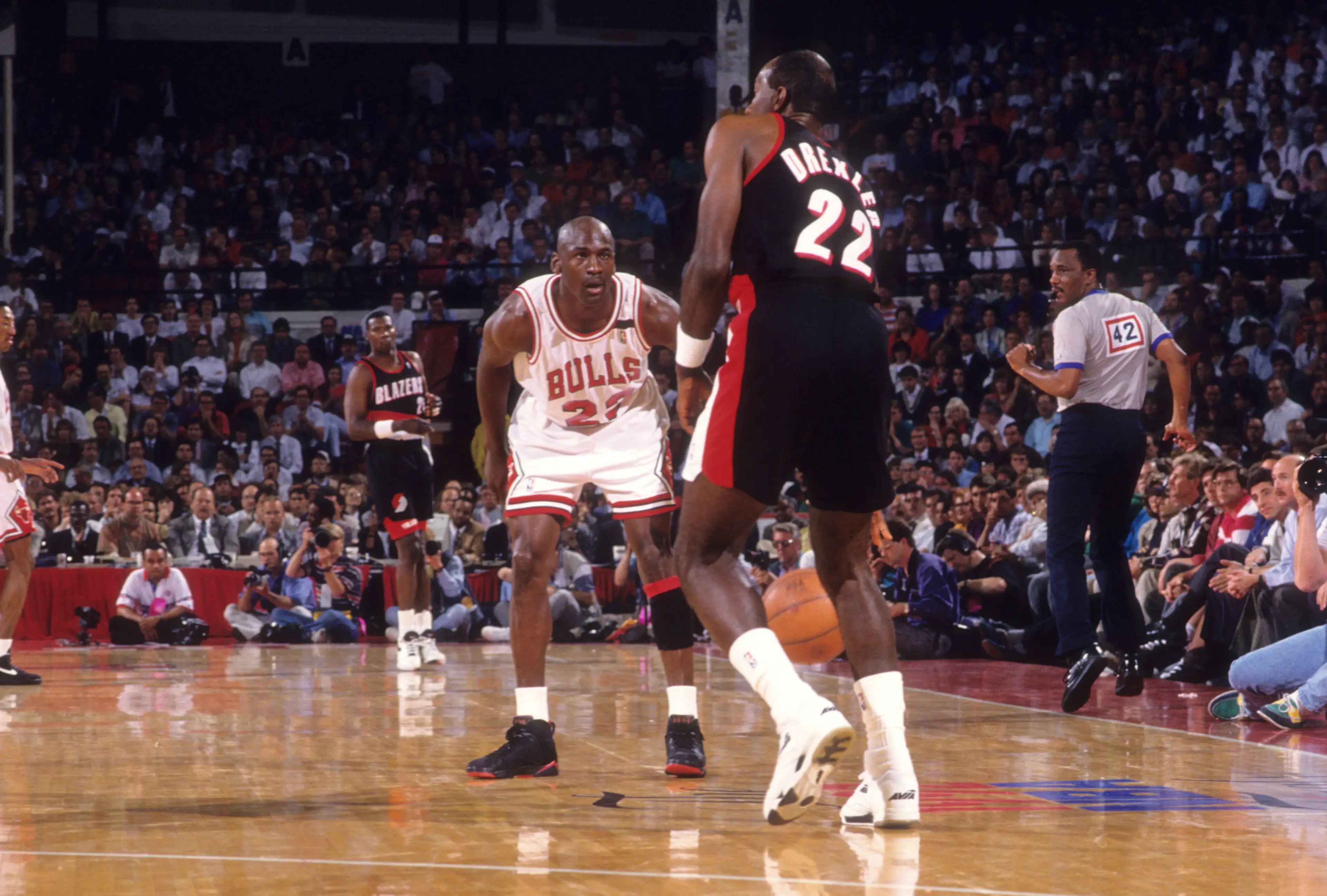 Clyde Drexler up against Michael Jordan. Image: Getty 