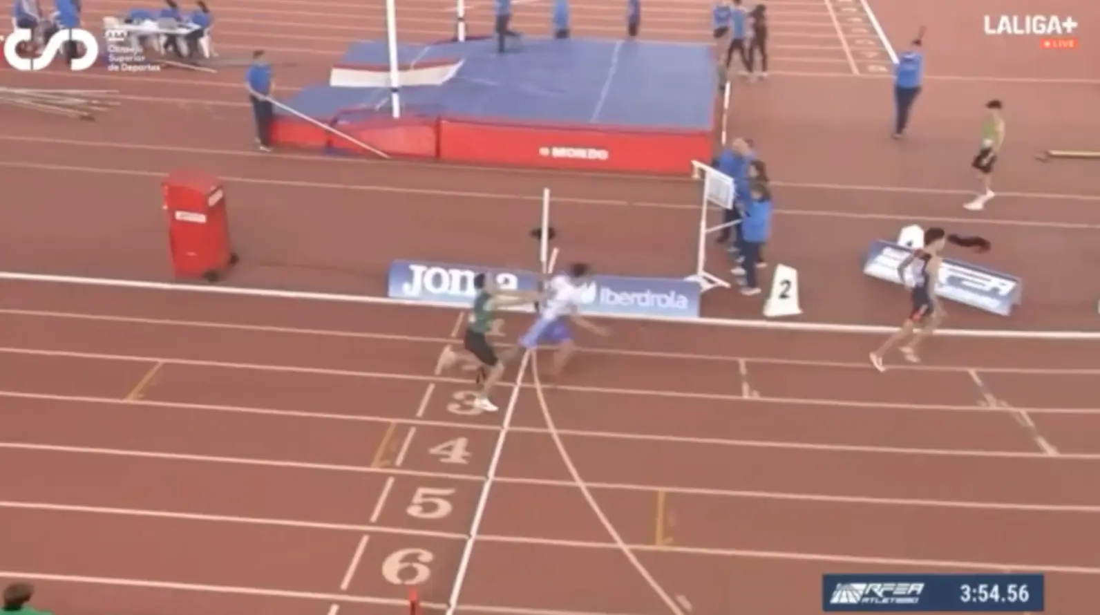 Mario Palencia was disqualified for pushing his rival. Image: La Liga +