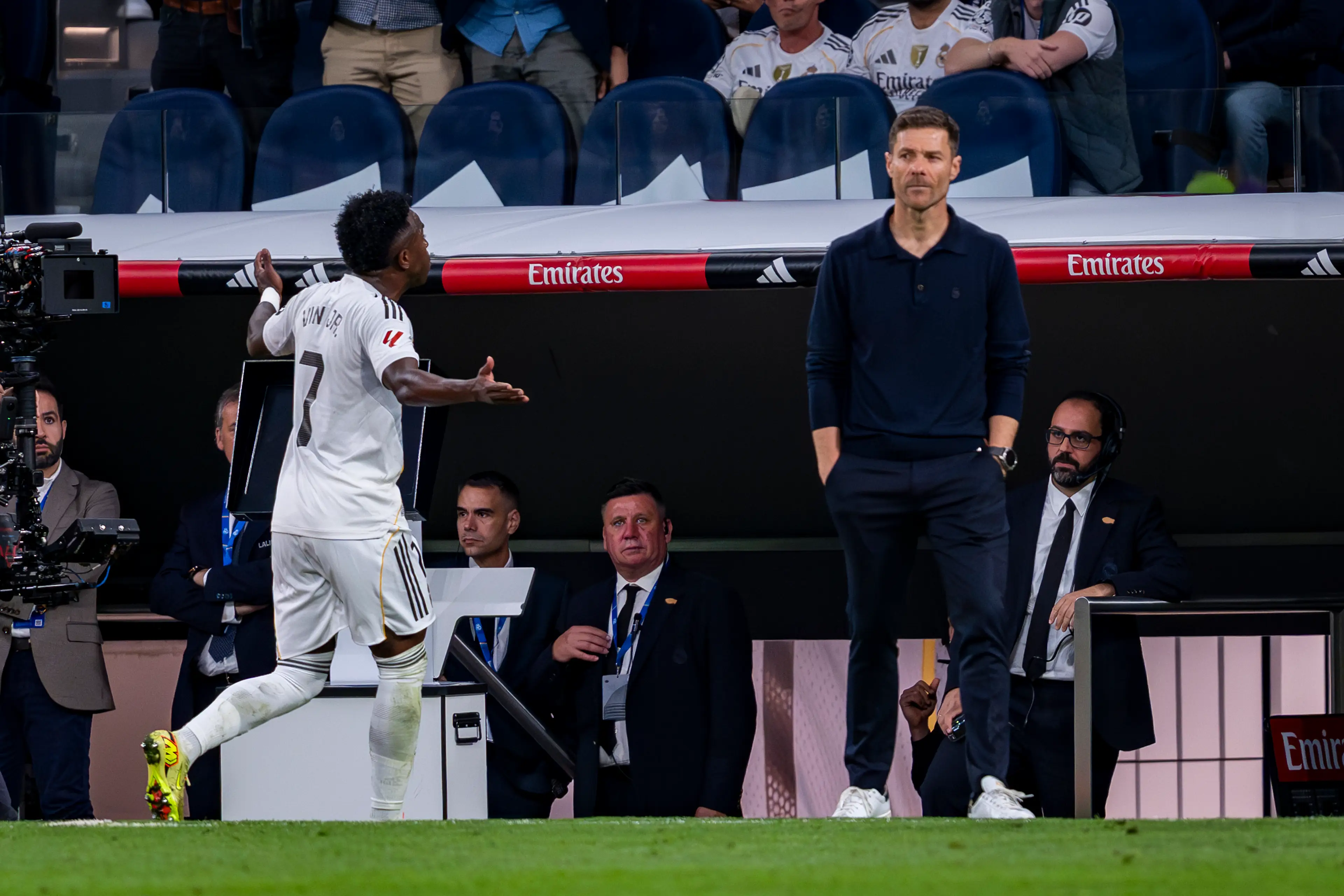 Vinicius Jr. questioned Xabi Alonso's decision to replace him against Barcelona. Image: Getty