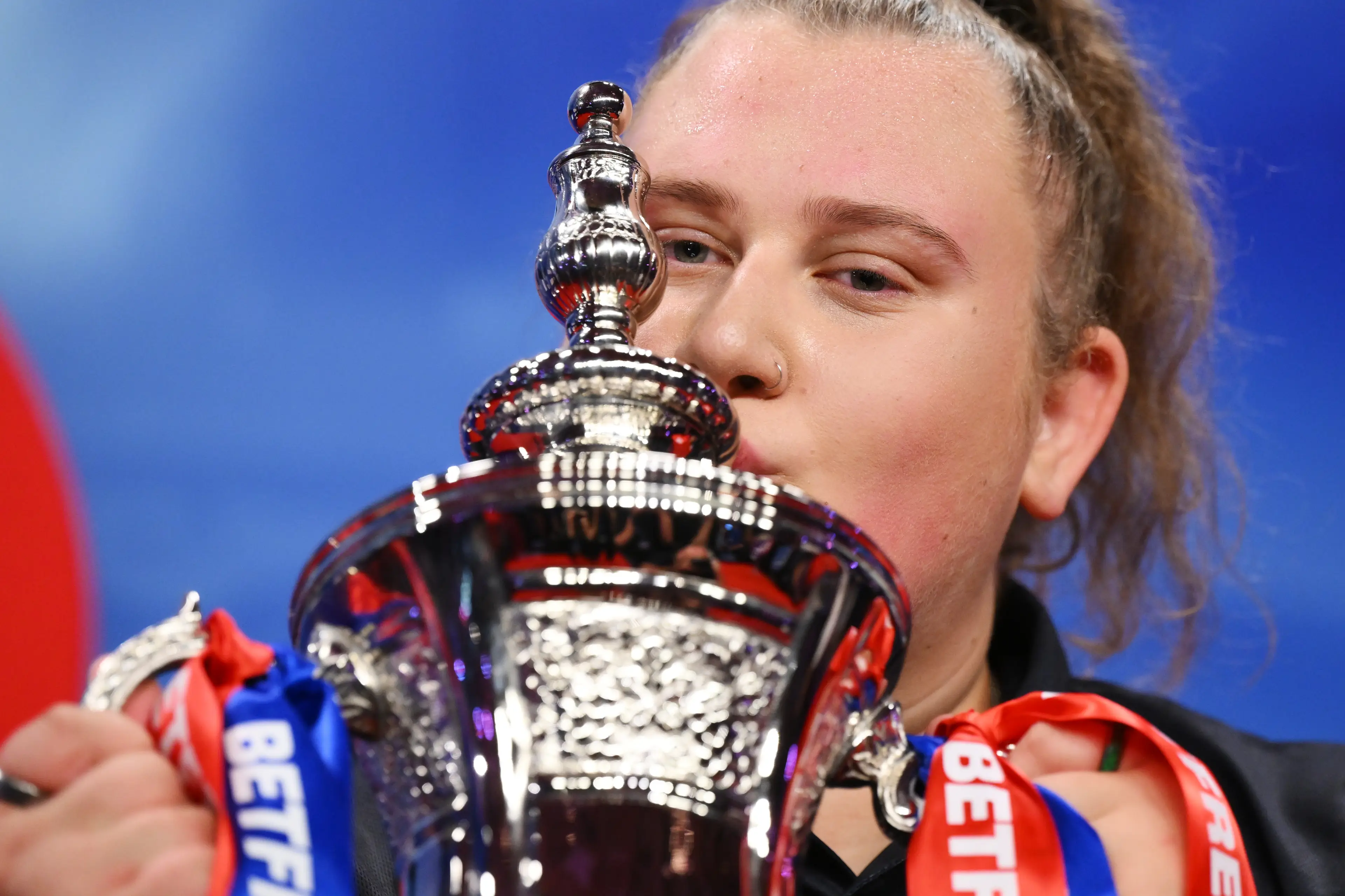 Beau Greaves with the Women's World Matchplay trophy. Image: Ben Roberts Photo / Stringer via Getty