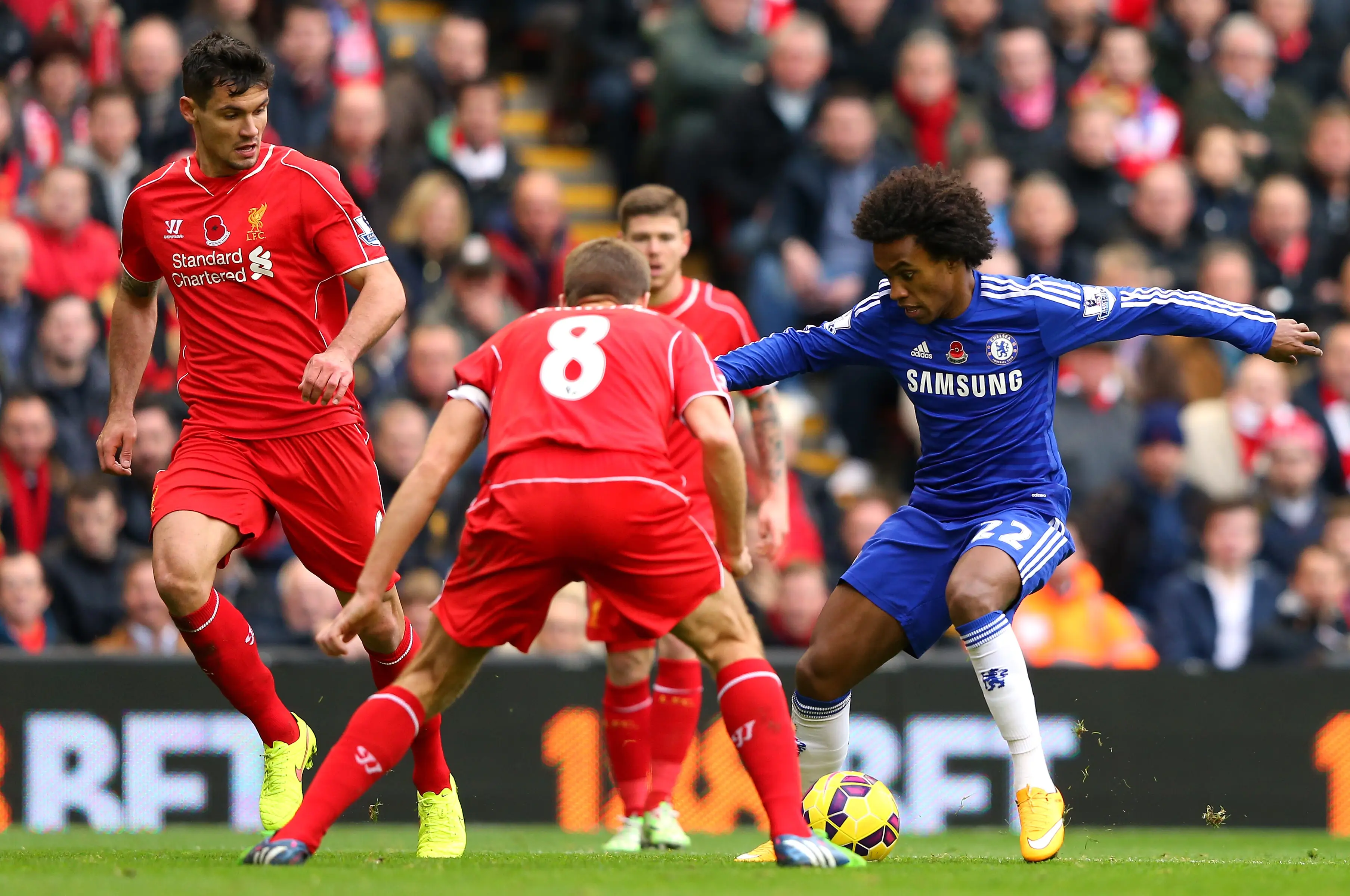 Steven Gerrard and Willian in action during Liverpool vs. Chelsea. Image: Getty 