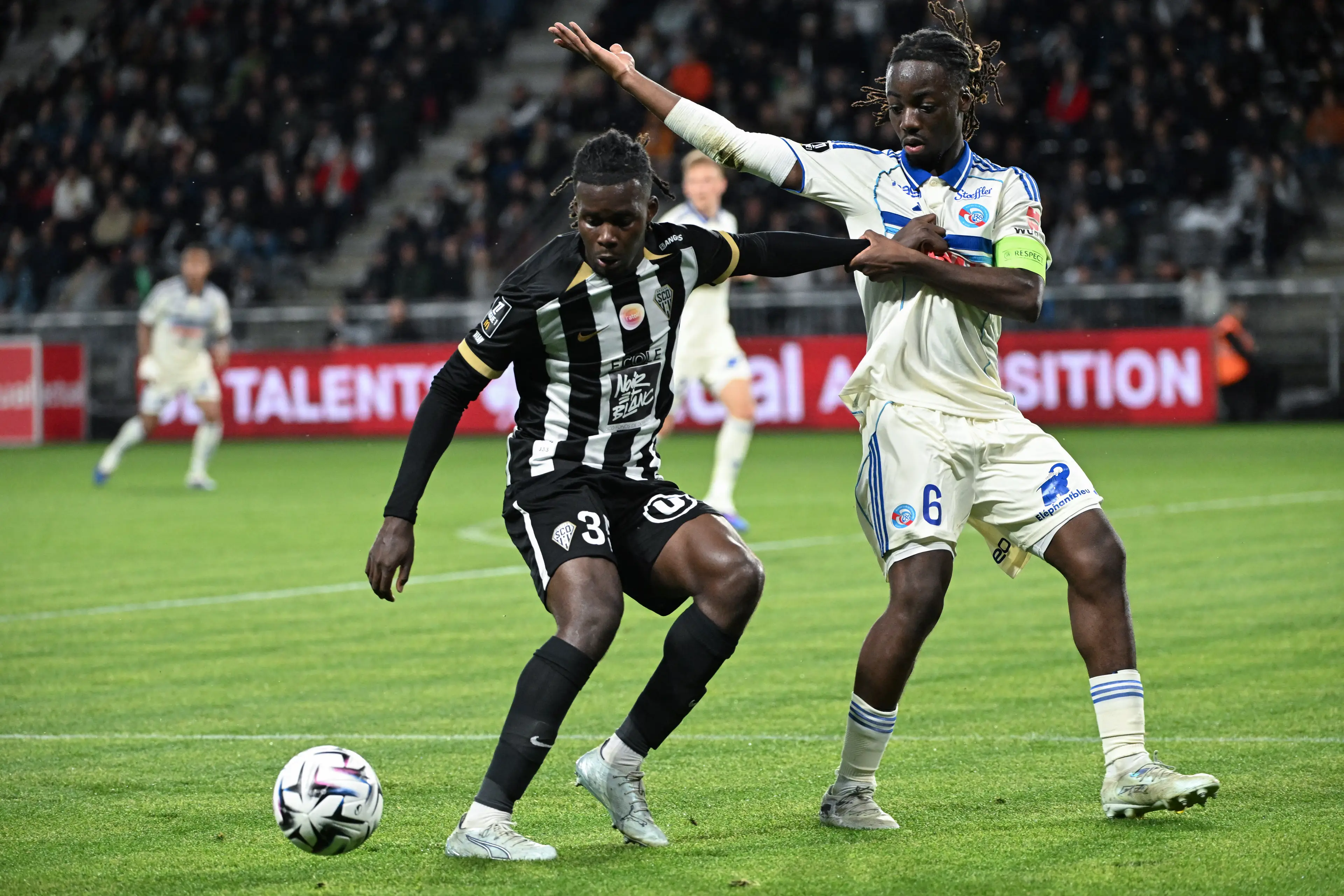 Angers' French forward #36 Lanroy Machine (L) vies for the ball with Strasbourg's French defender #6 Ismaël Doukoure during the French L1 (Getty Images)