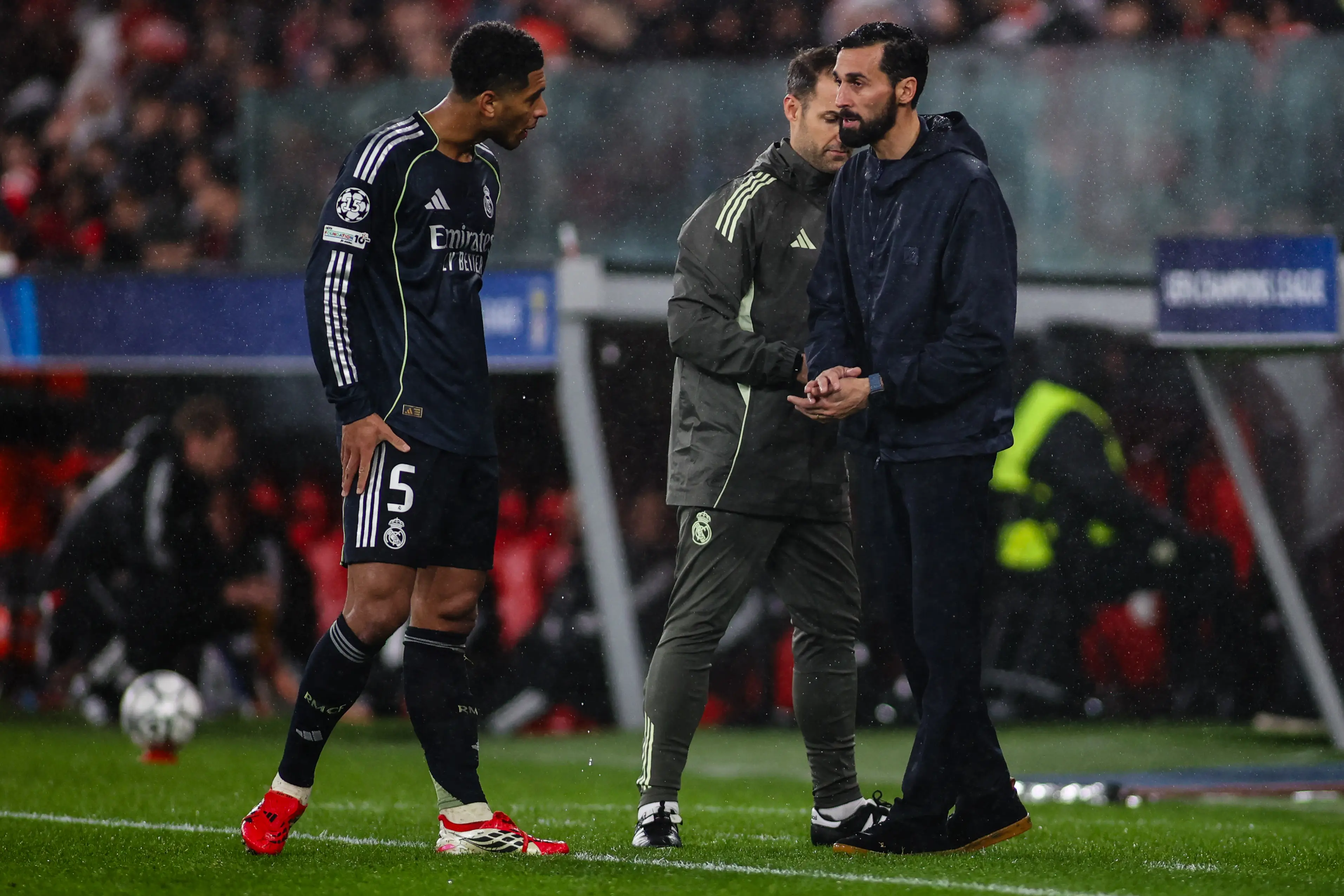 Jude Bellingham speaks to Alvaro Arbeloa during Benfica vs. Real Madrid. Image: Getty 