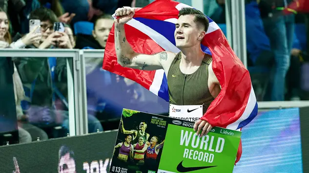 Olympic star breaks two world records in the same race as incredible rare feat achieved