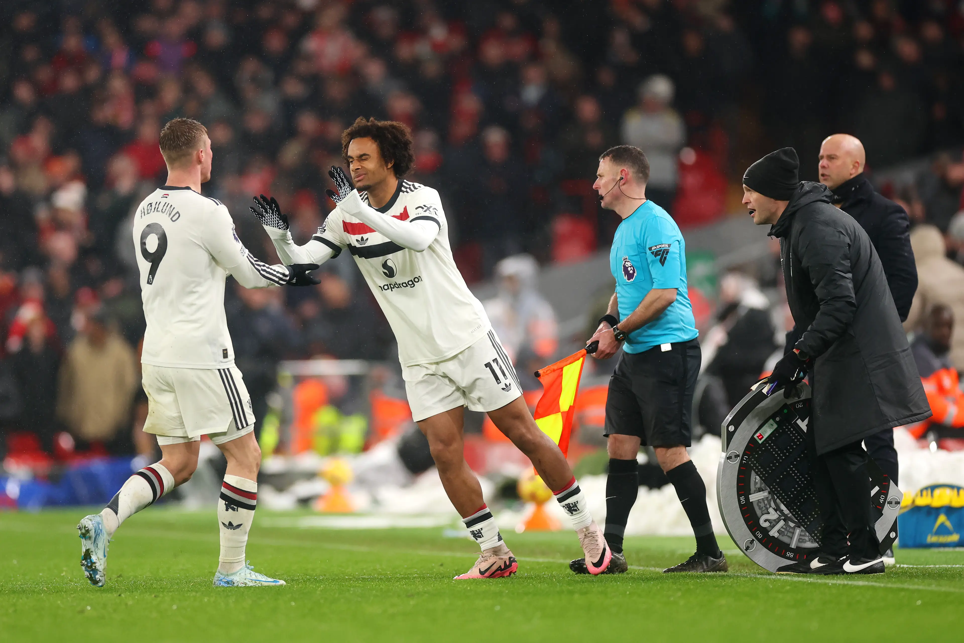 Zirkzee replaced Hojlund in the 86th minute against Liverpool. Image credit: Getty