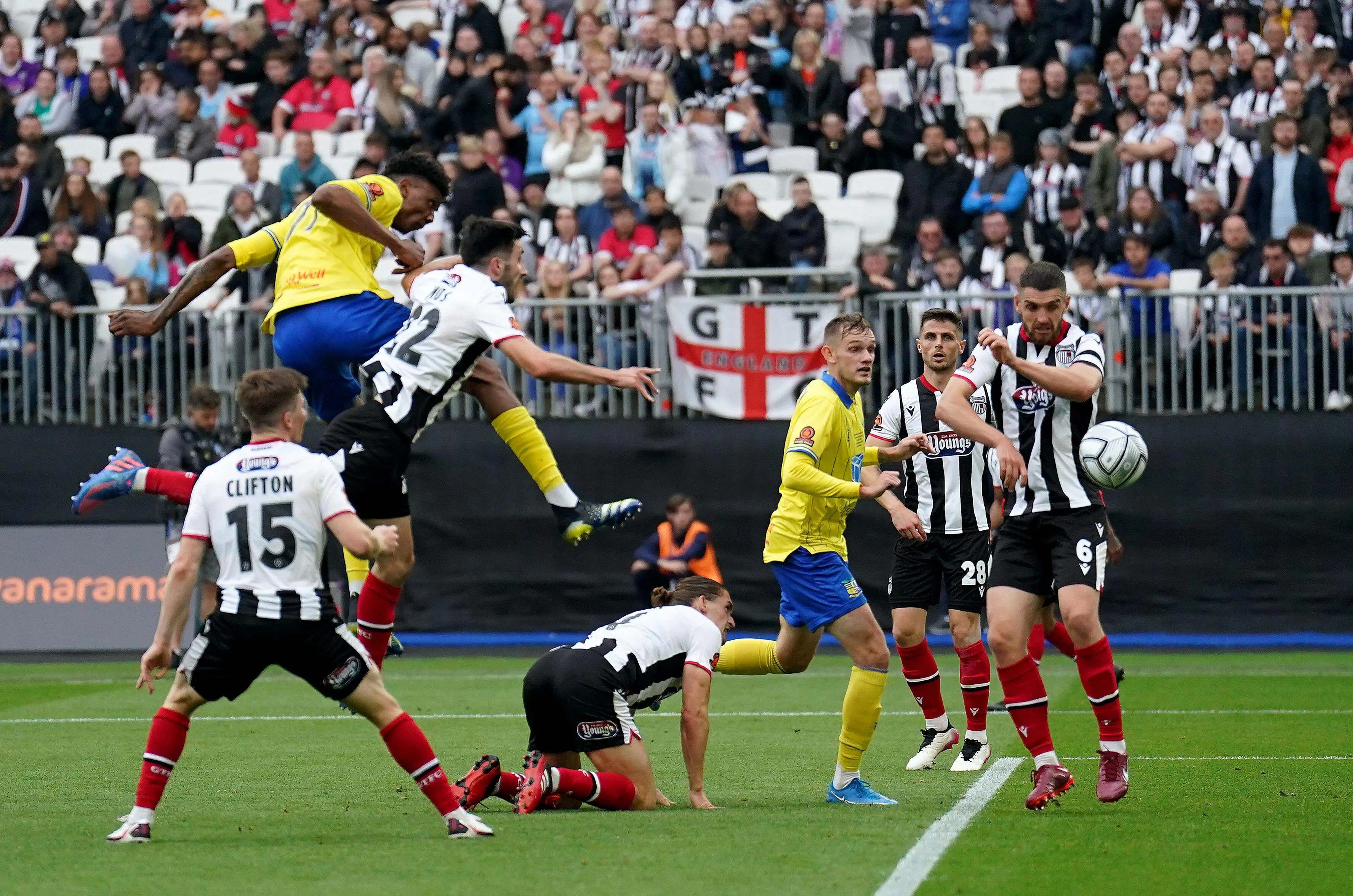 Hudling unsurprisingly scores with a header. Image: Alamy