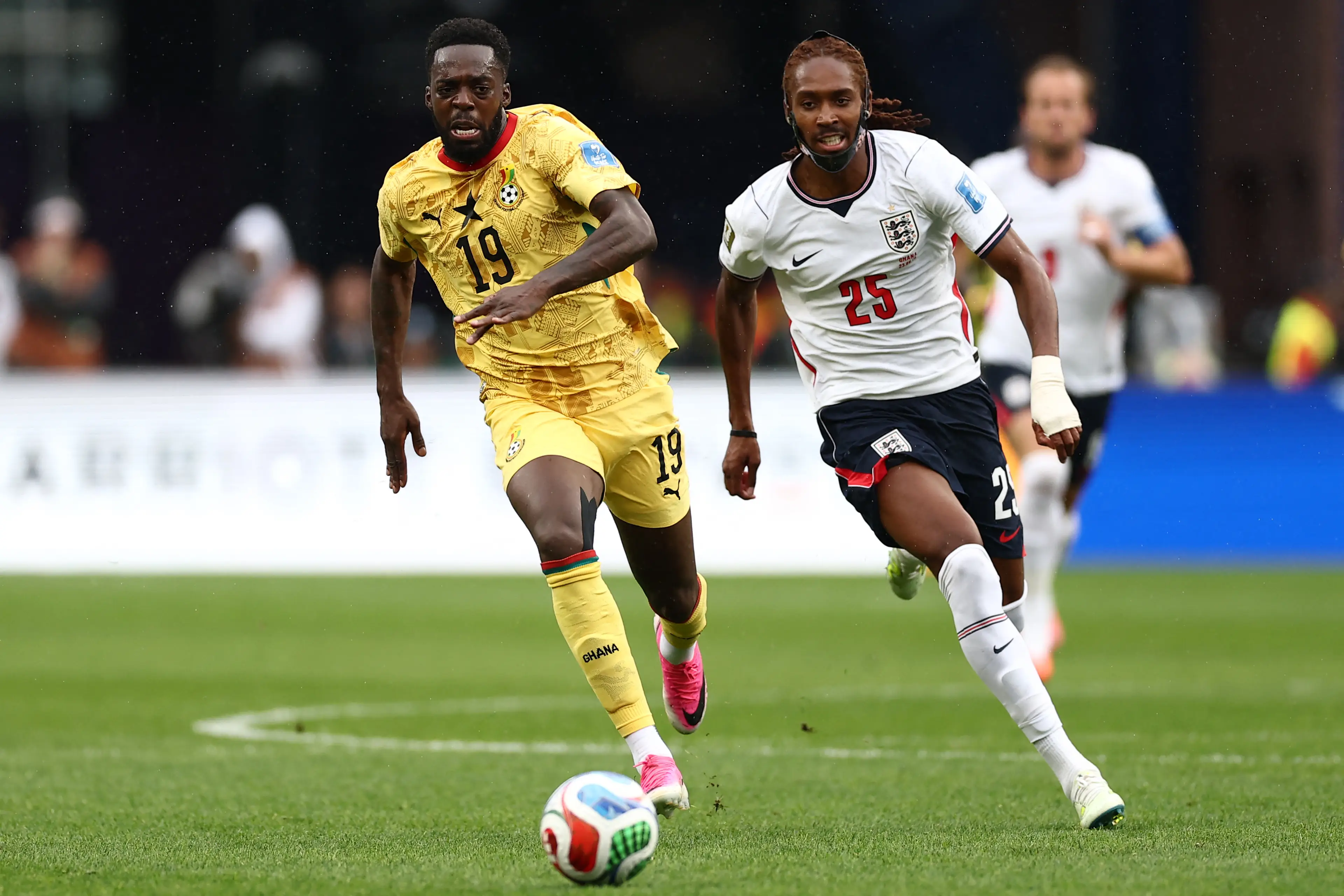 Ghana's forward #25 Prince Kwabena Abu (L) fights for the ball with England's defender #25 Djed Spence during the 2026 World Cup Group L (Getty Images)