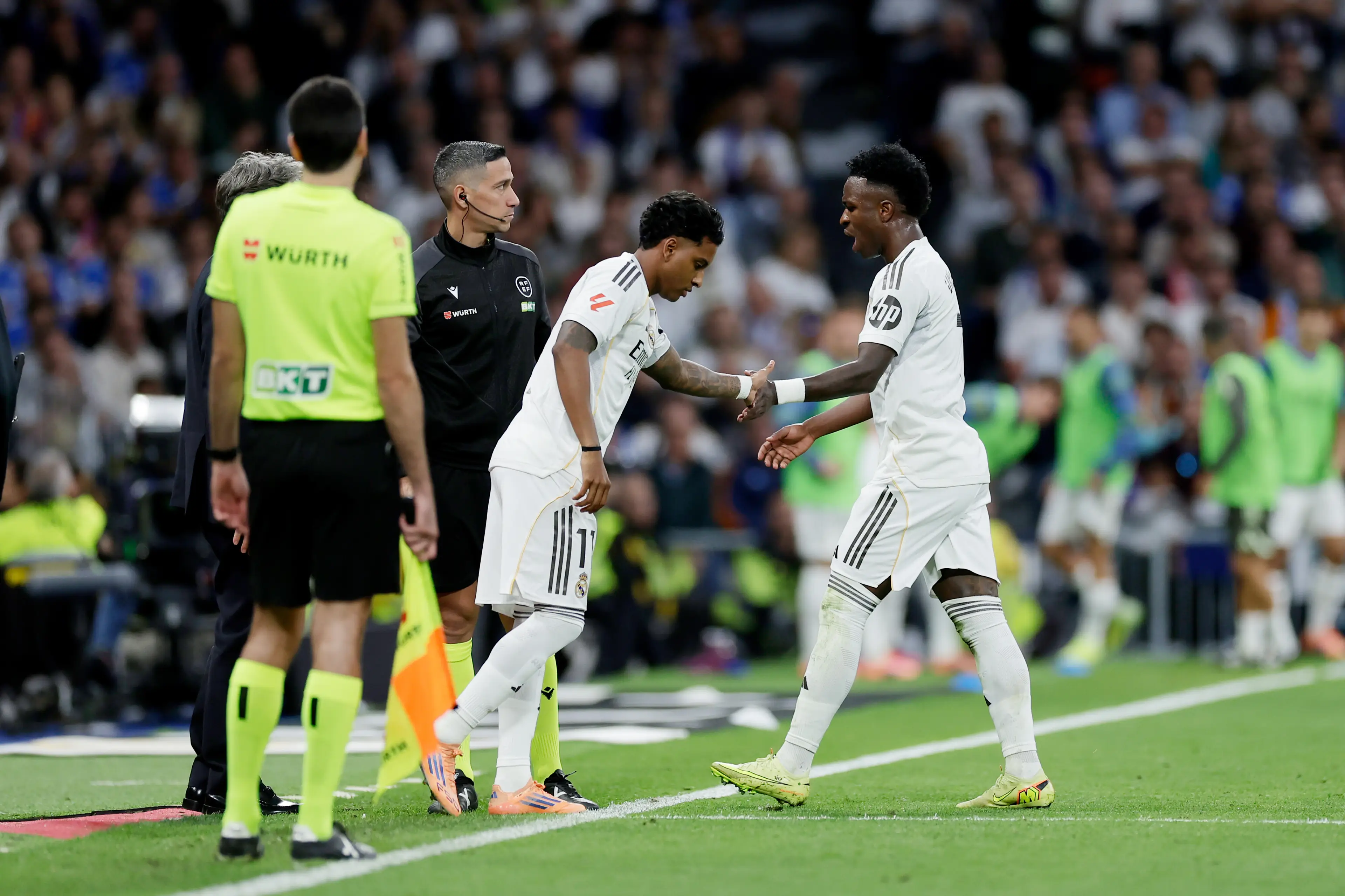 Vinicius Jr. reacted angrily following his substitution against Barcelona. Image: Getty