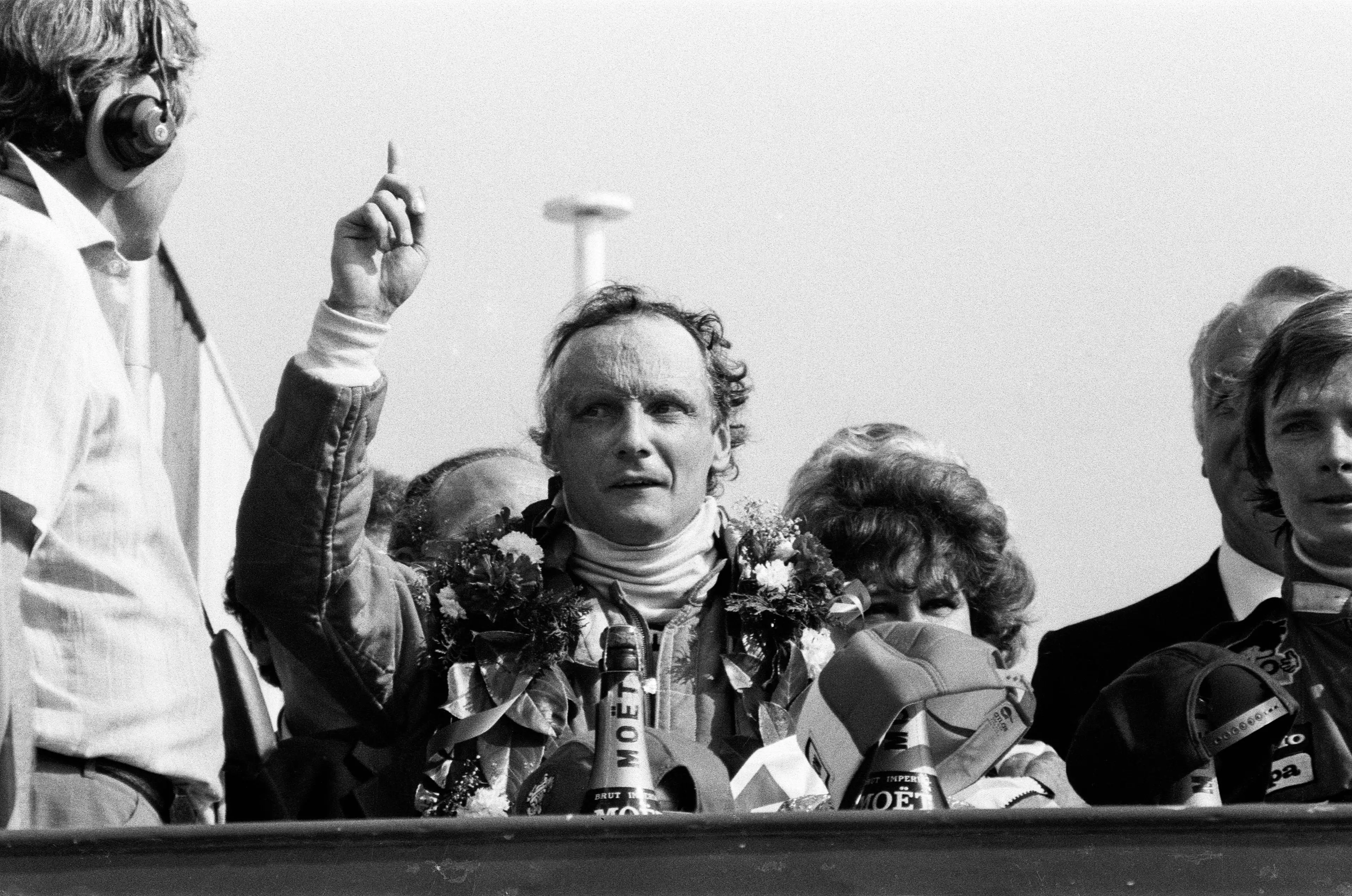 Niki Lauda osvojio je naslov svjetskog prvaka samo 18 mjeseci nakon što je zadobio ozljede koje su mu promijenile život u nesreći (Slika: Getty)