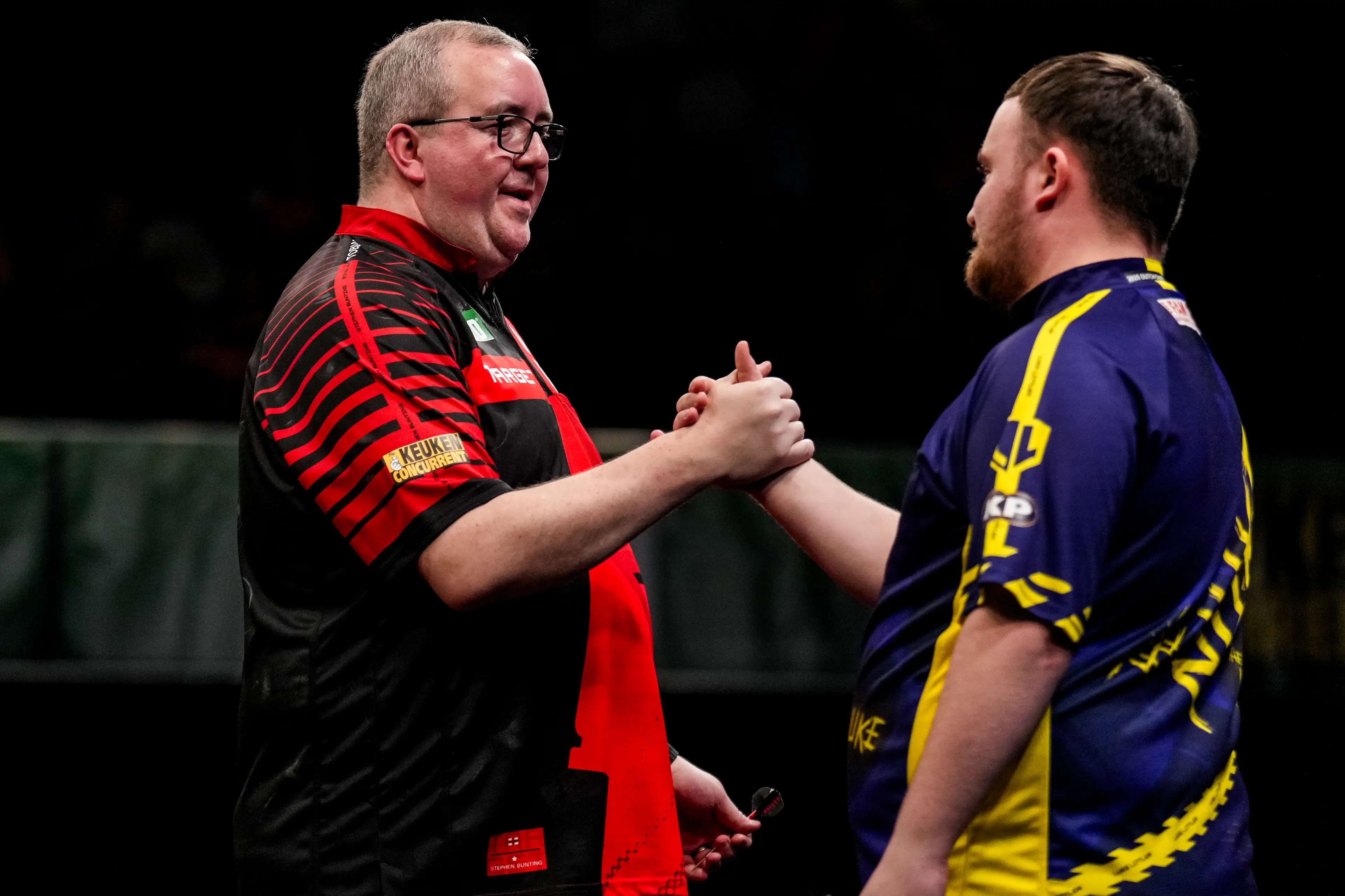 Luke Littler and Stephen Bunting shake hands. Image: Getty