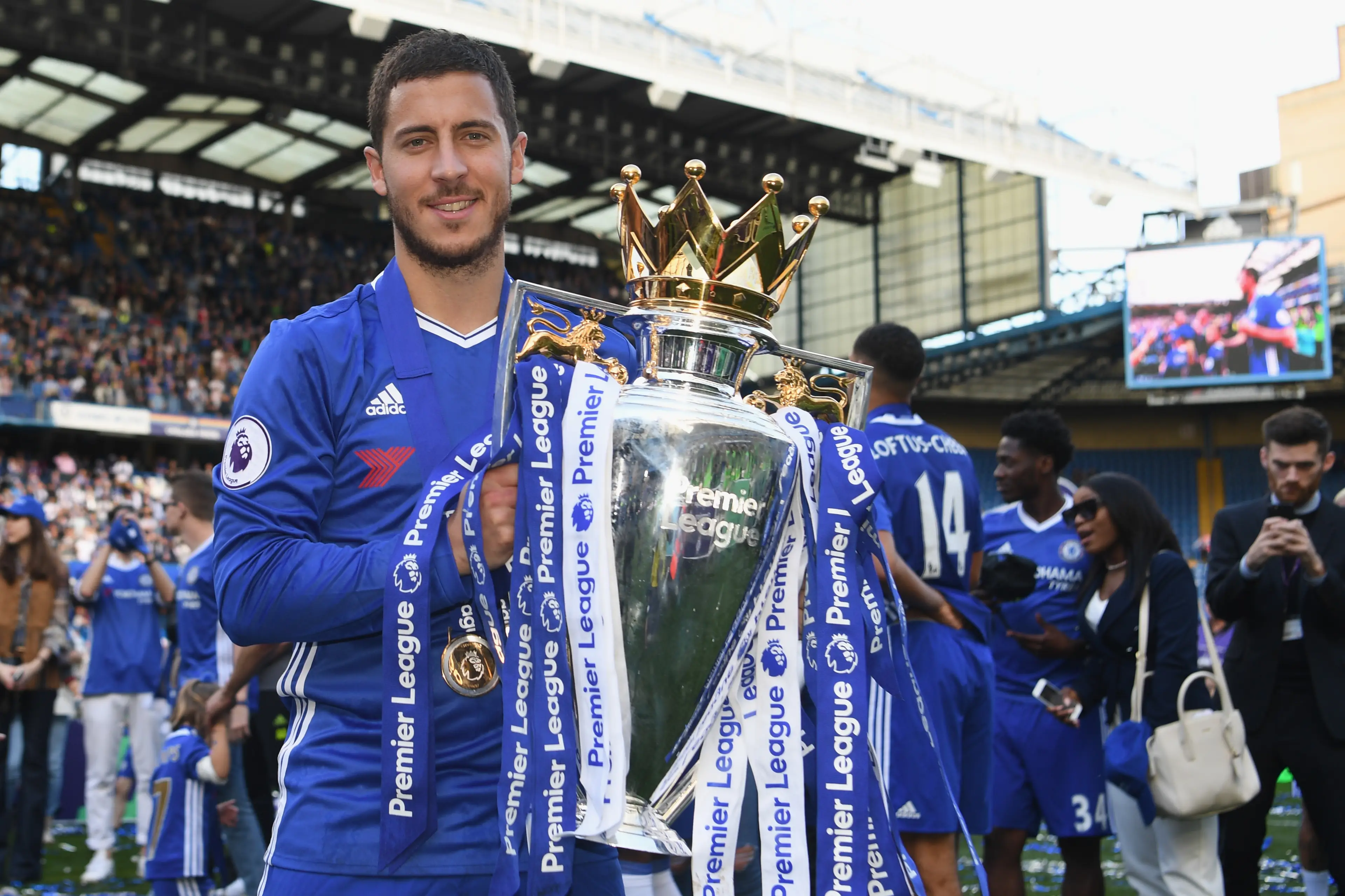 Eden Hazard poses with the Premier League trophy. Image: Getty 