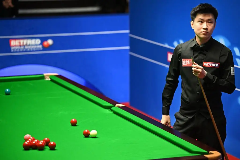 Zhao Xintong in action at the 2022 World Snooker Championship -