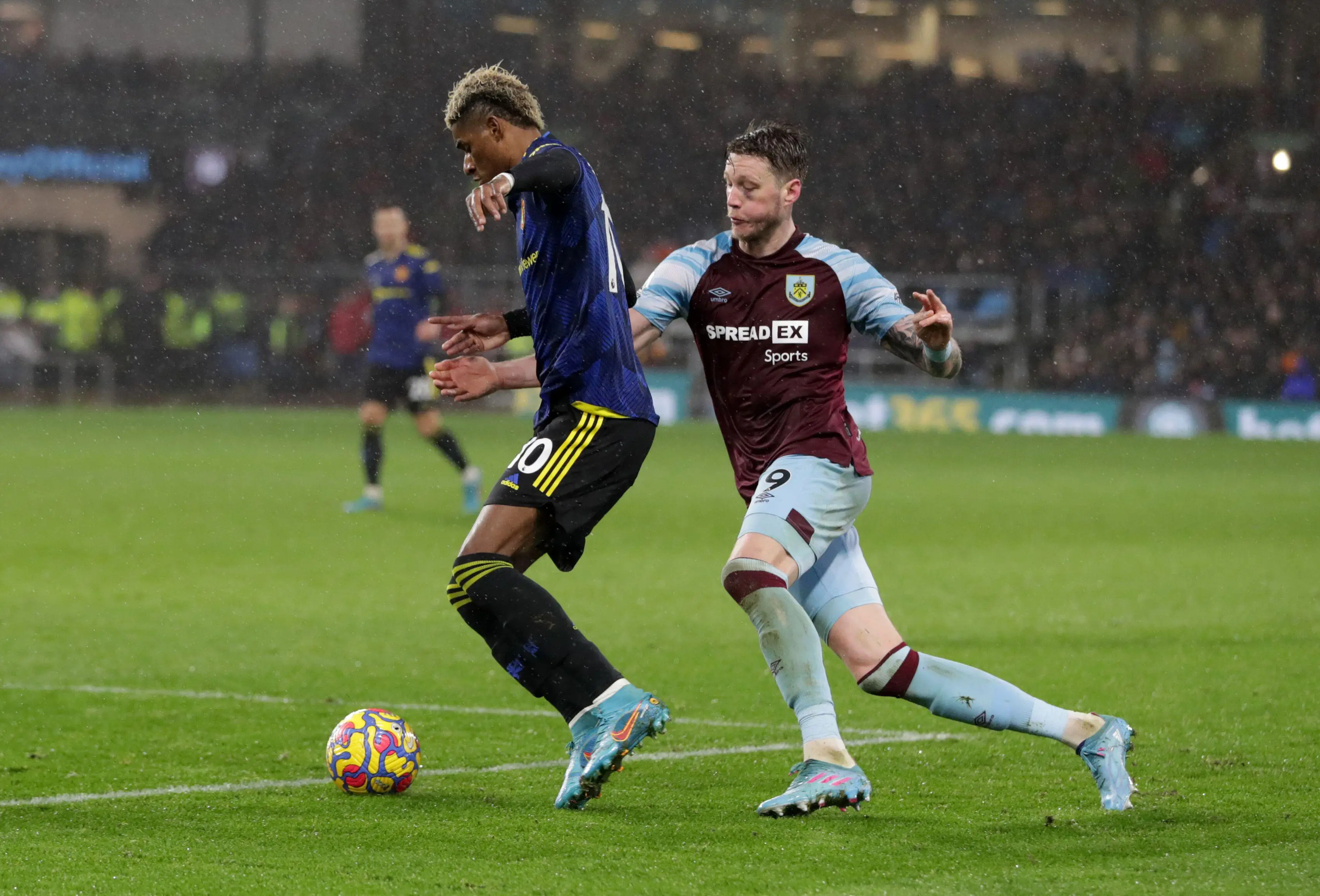 Burnley's Wout Weghorst chases down Manchester United's Marcus Rashford. (Alamy)